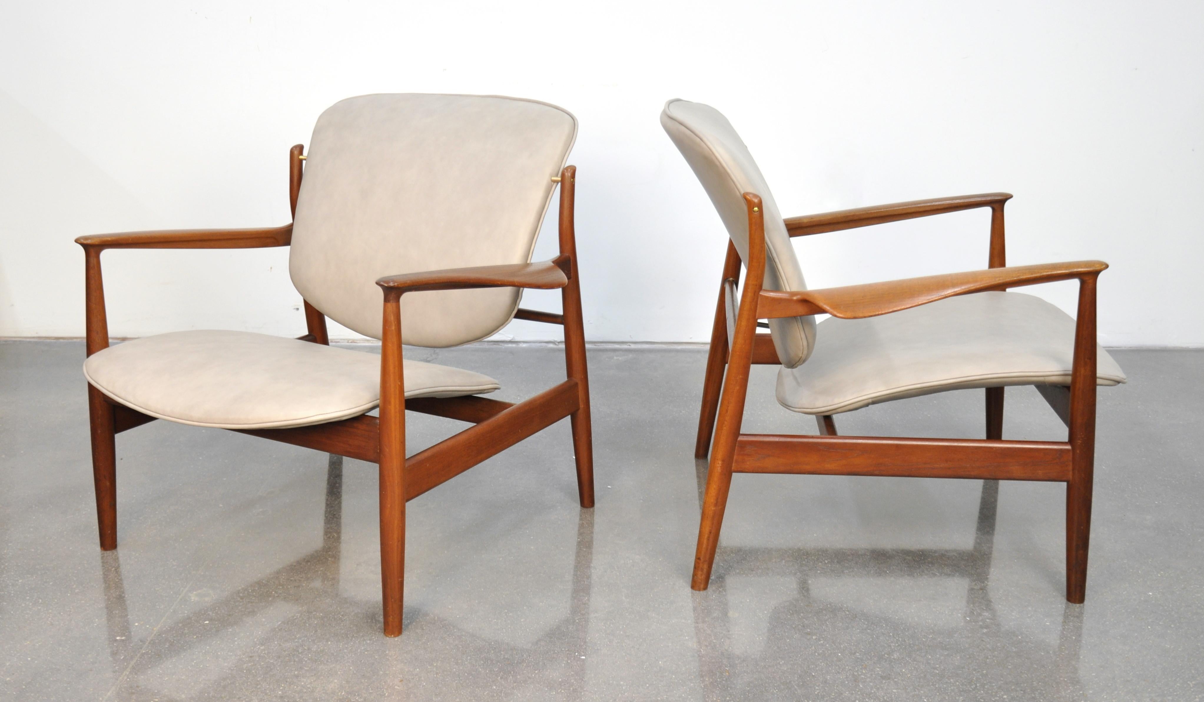 Pair of Finn Juhl FD 136 Teak and Grey Leather Lounge Chairs 1
