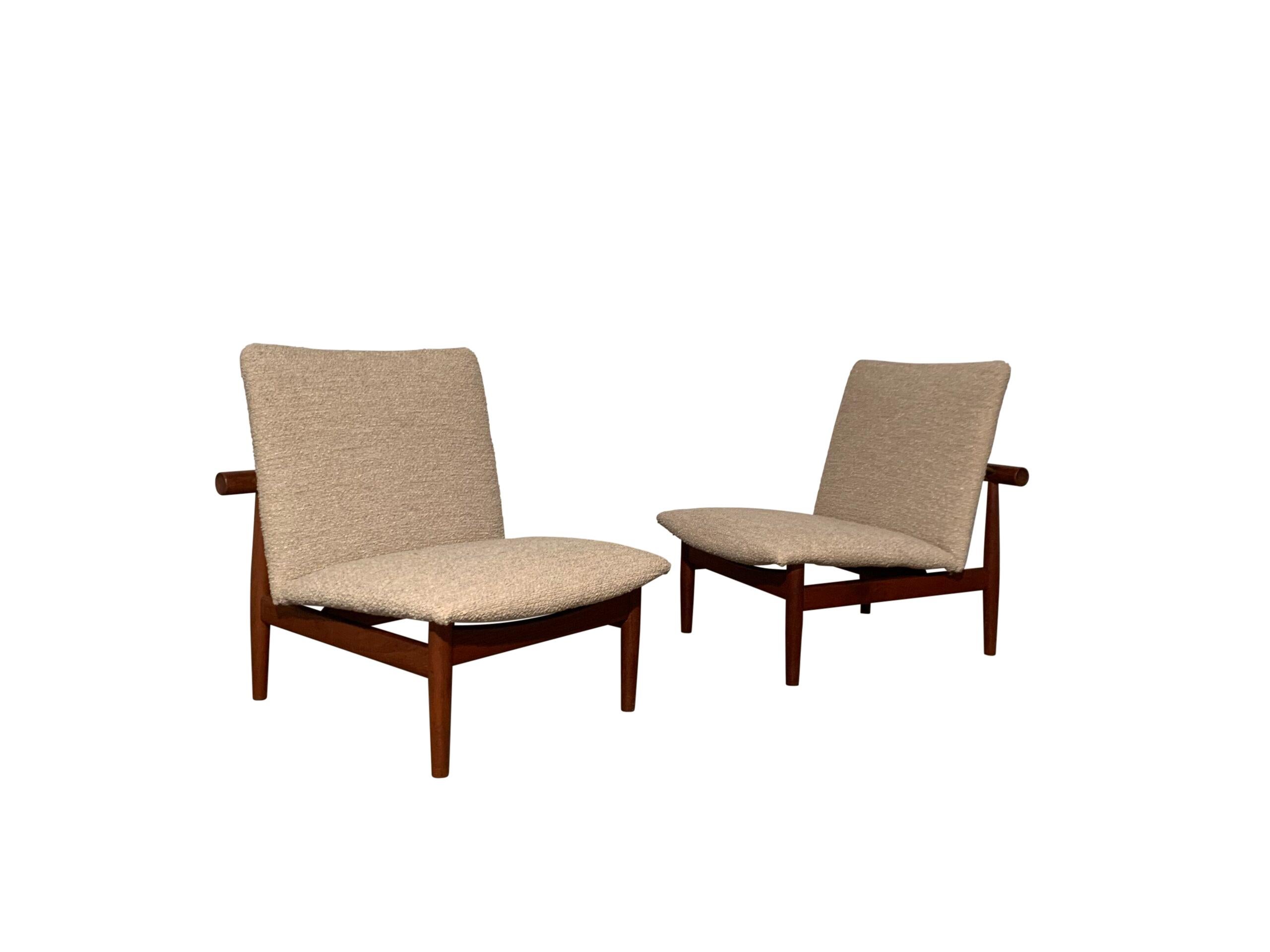 Cette paire de chaises longues, 'modèle 137', a été conçue en 1957 et fabriquée par le fabricant de meubles France & Son. La série Japon s'inspire des techniques de construction traditionnelles japonaises. Défini par un dossier horizontal visible et