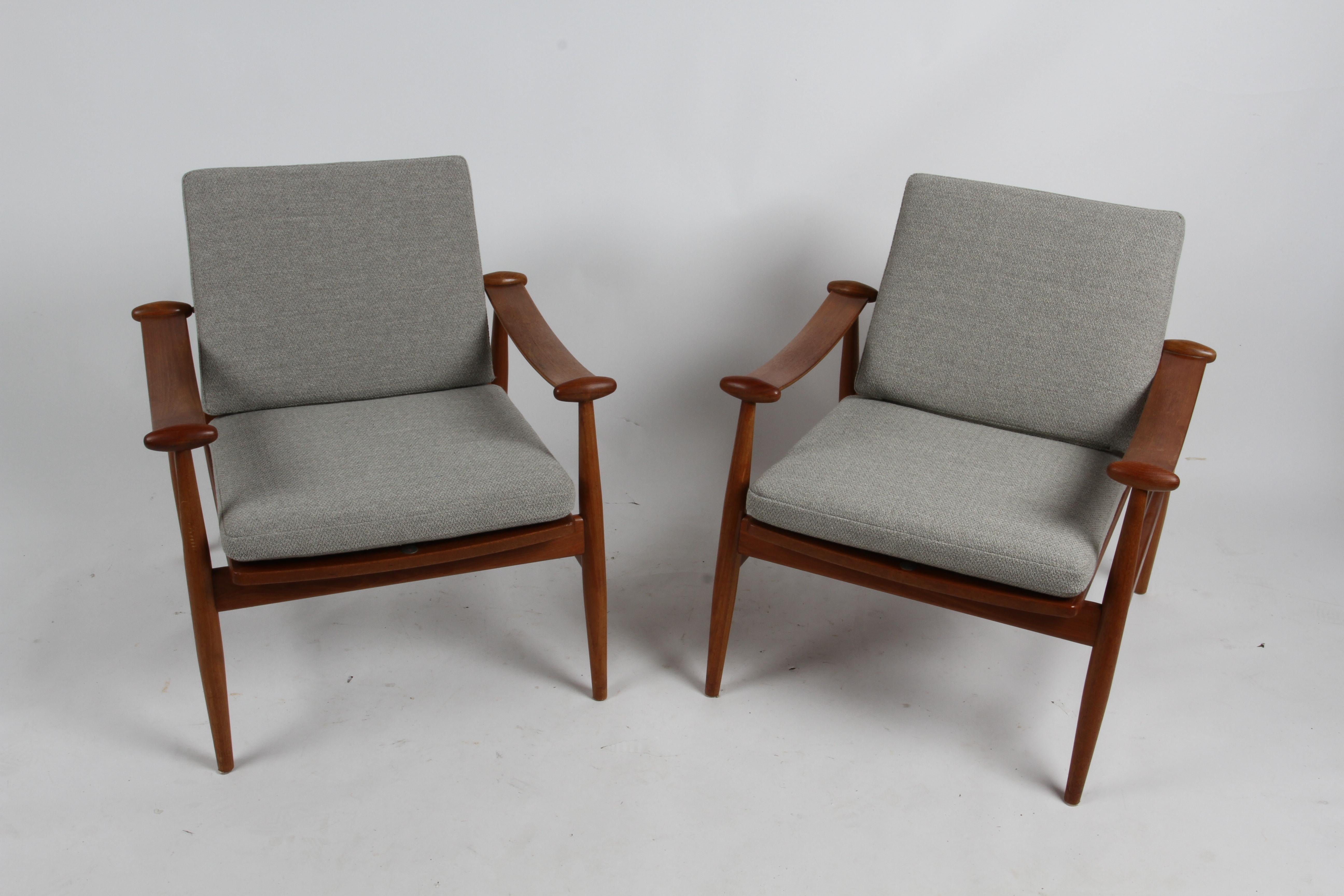Scandinave moderne Paire de chaises longues en teck Finn Juhl modèle 133 