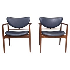 Paire de chaises Finn Juhl NV 48 en cuir bleu