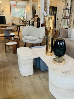 Paire de chaises pélicans Finn Juhl en peau de mouton au clair de lune par House of Finn Juhl