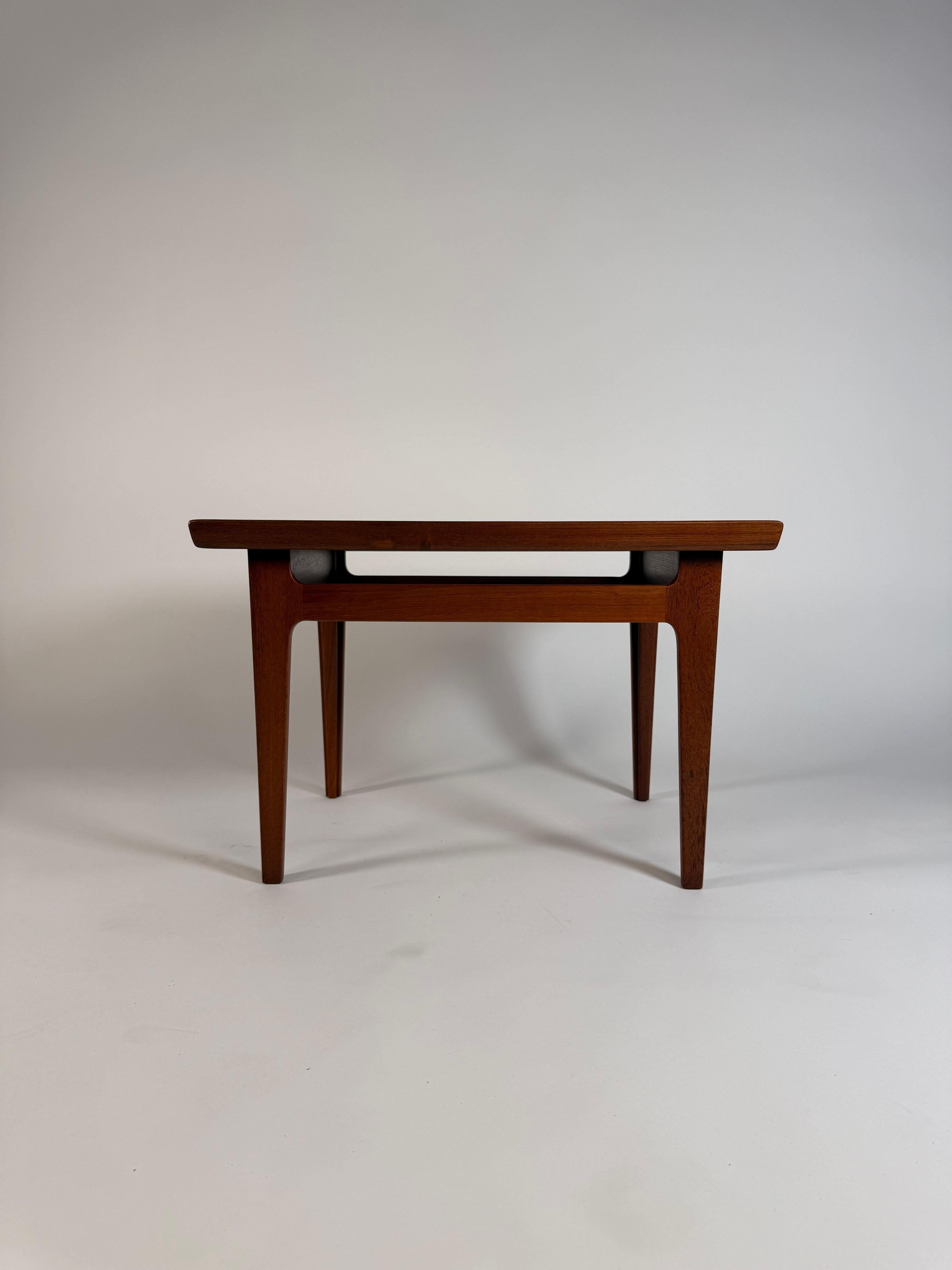 Pair of Finn Juhl Solid Teak Side Tables for France & Søn Denmark, 1950s For Sale 2