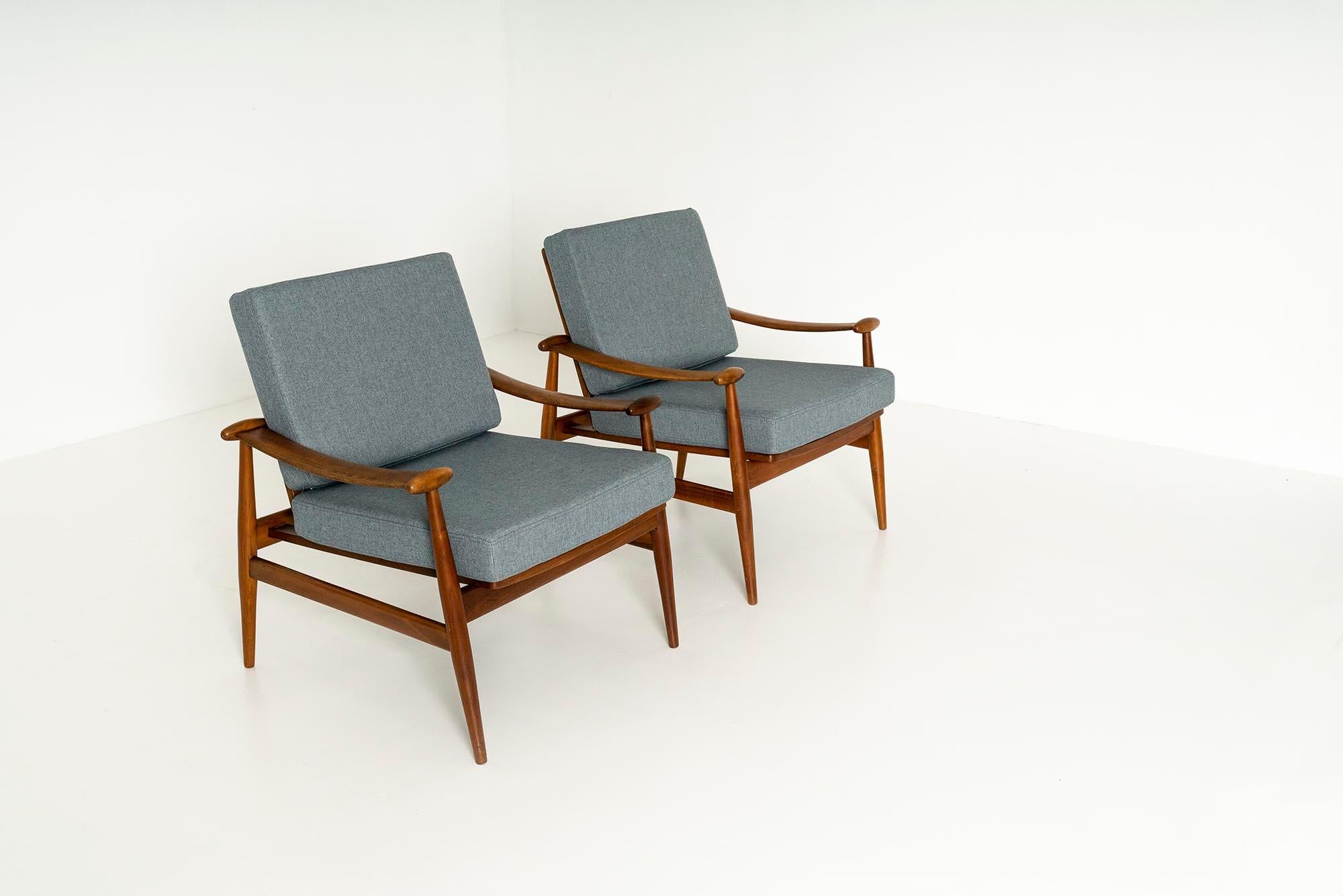 Beautiful pair of 'spade chairs' by Finn Juhl for France & Son from Denmark, in the 1950s. These chairs are made of teak wood and have a very recognizable Scandinavian Mid-Century Design. The rounded top of the backrest and the armrests with knobs