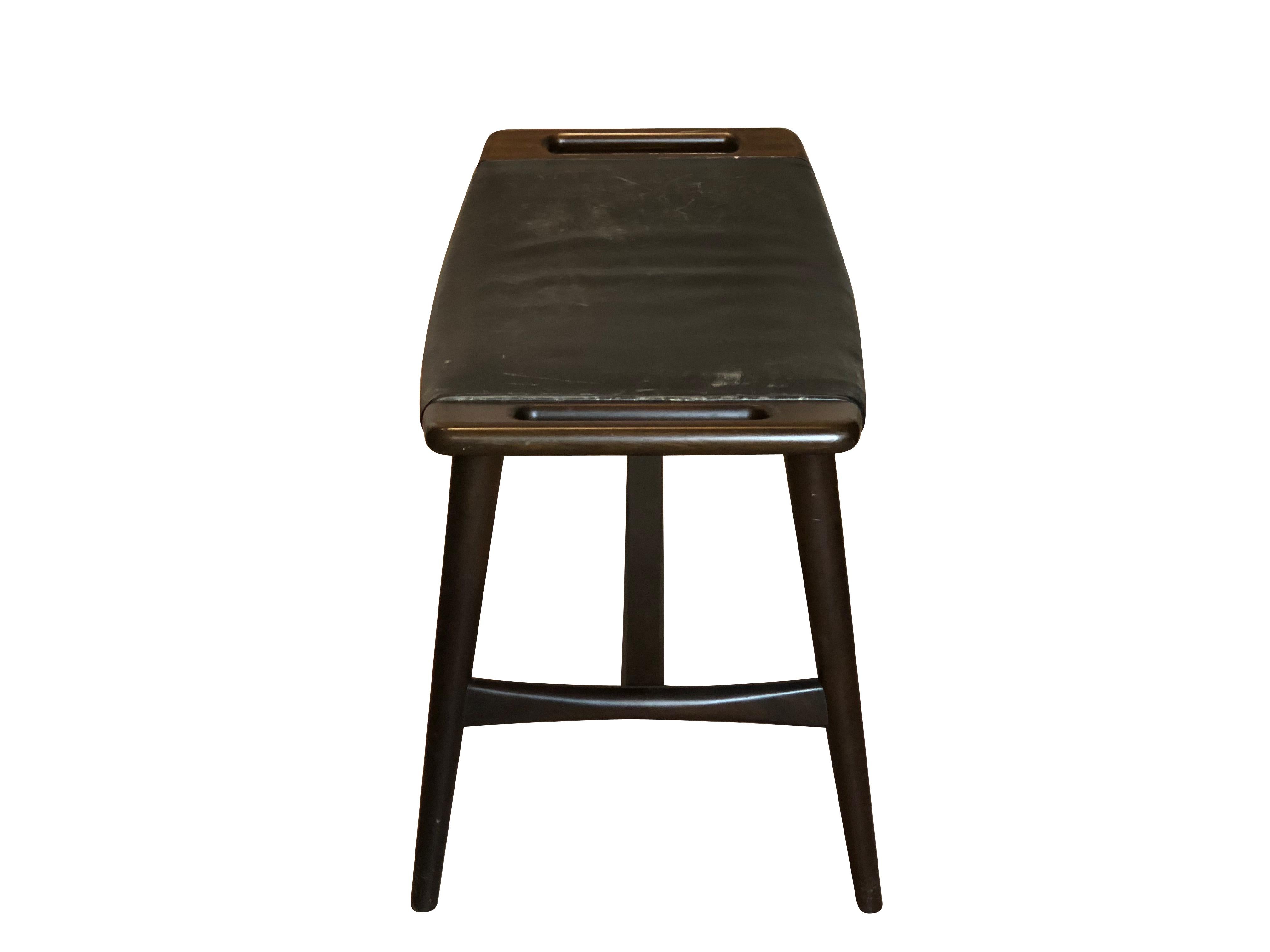 Pair of Finn Juhl style modern leather and wood stools,

mid-20th century.

Having the original leather,

Measures: Height 20