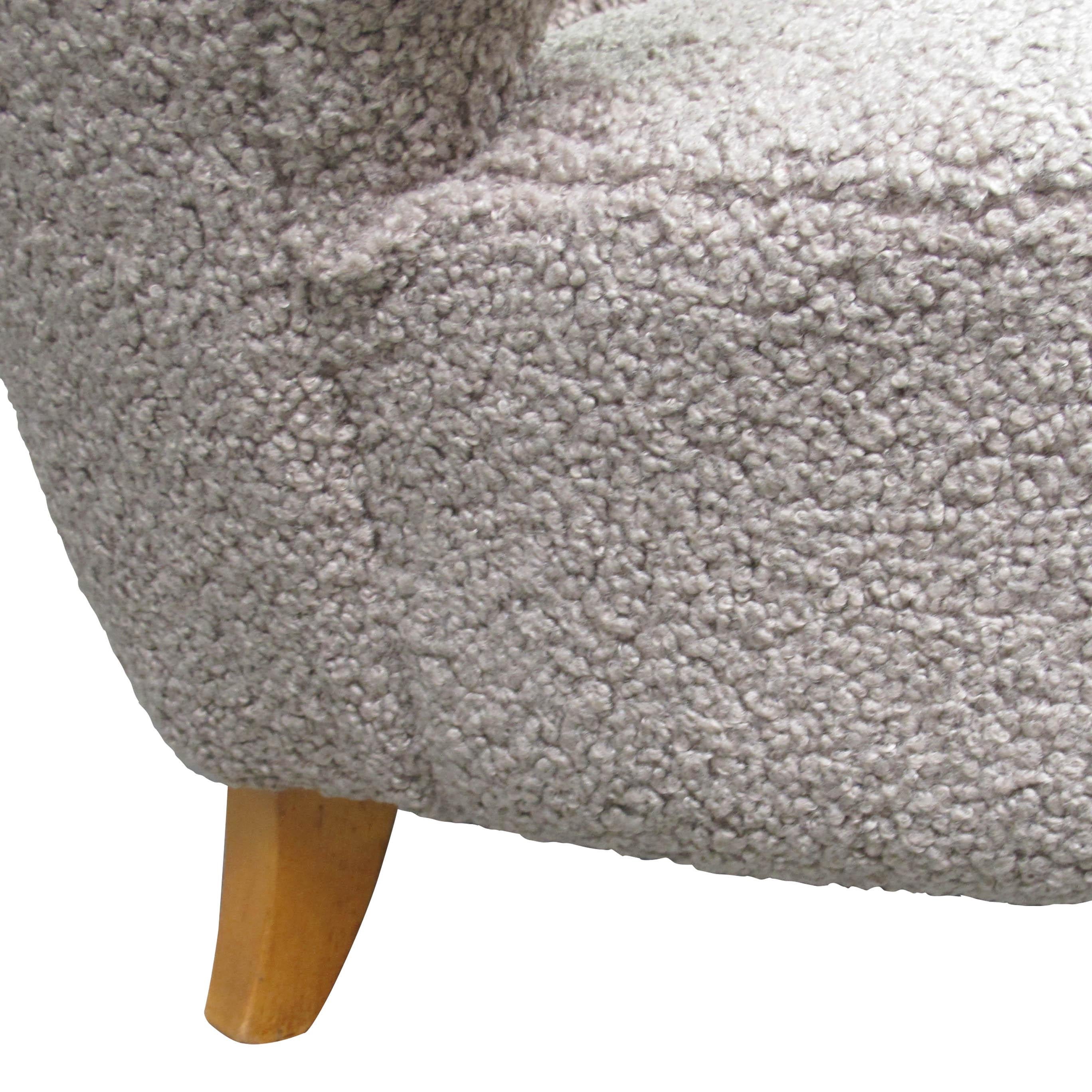Paire de fauteuils finlandais des années 1940 retapissés en tissu bouclé pelucheux en vente 2
