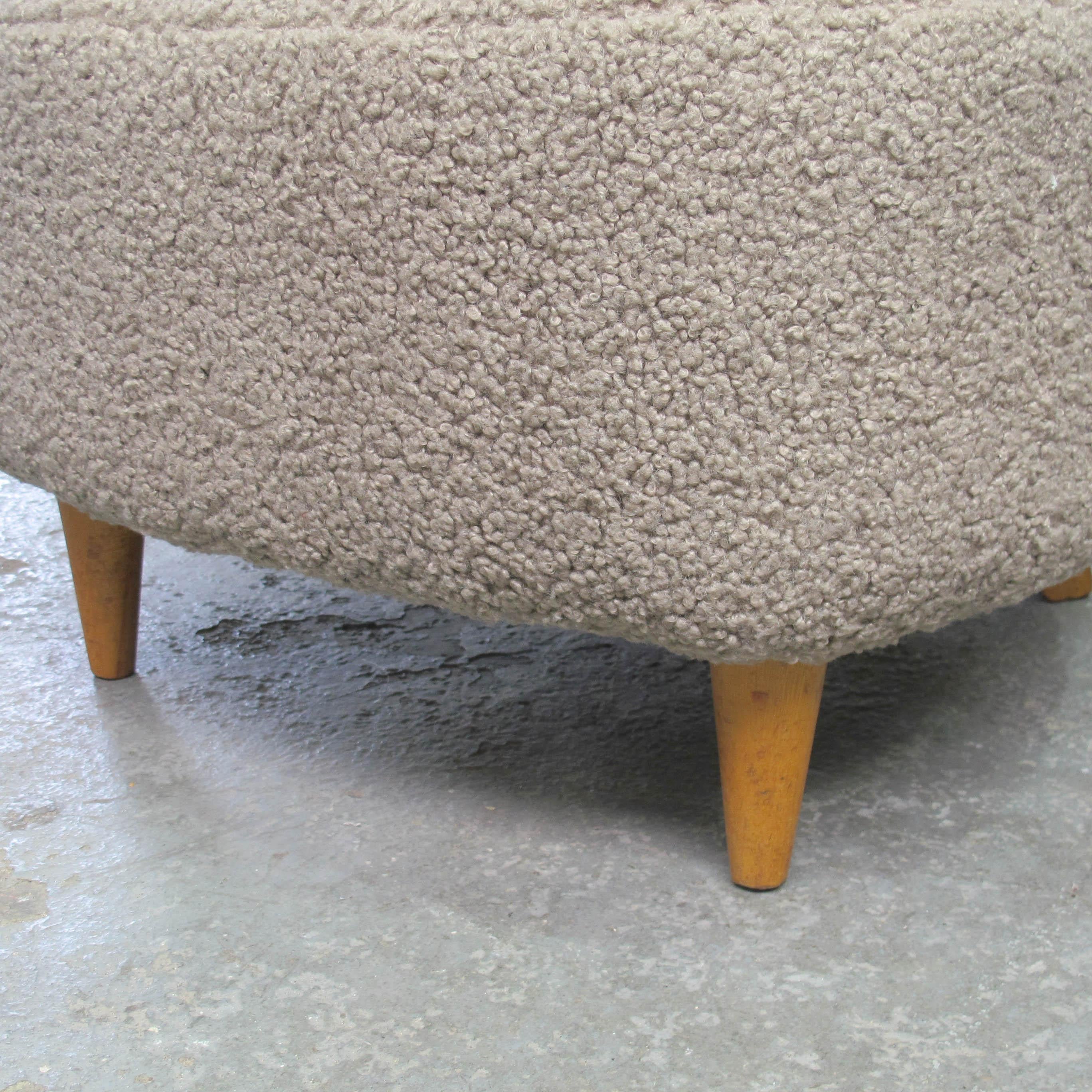 Paire de fauteuils finlandais des années 1940 retapissés en tissu bouclé pelucheux en vente 3