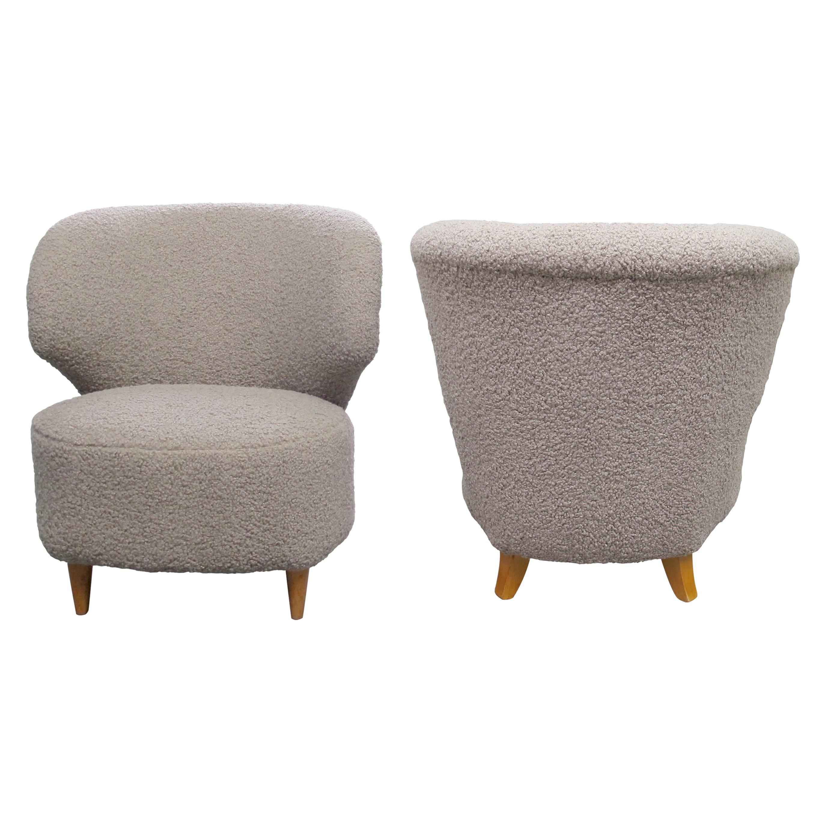 Charmante paire de fauteuils finlandais, fabriqués dans les années 1940. Ces chaises ont été entièrement retapissées dans un tissu bouclé doux et moelleux, mettant en valeur leur forme sculpturale et leur attrait douillet. Les dossiers arrondis et