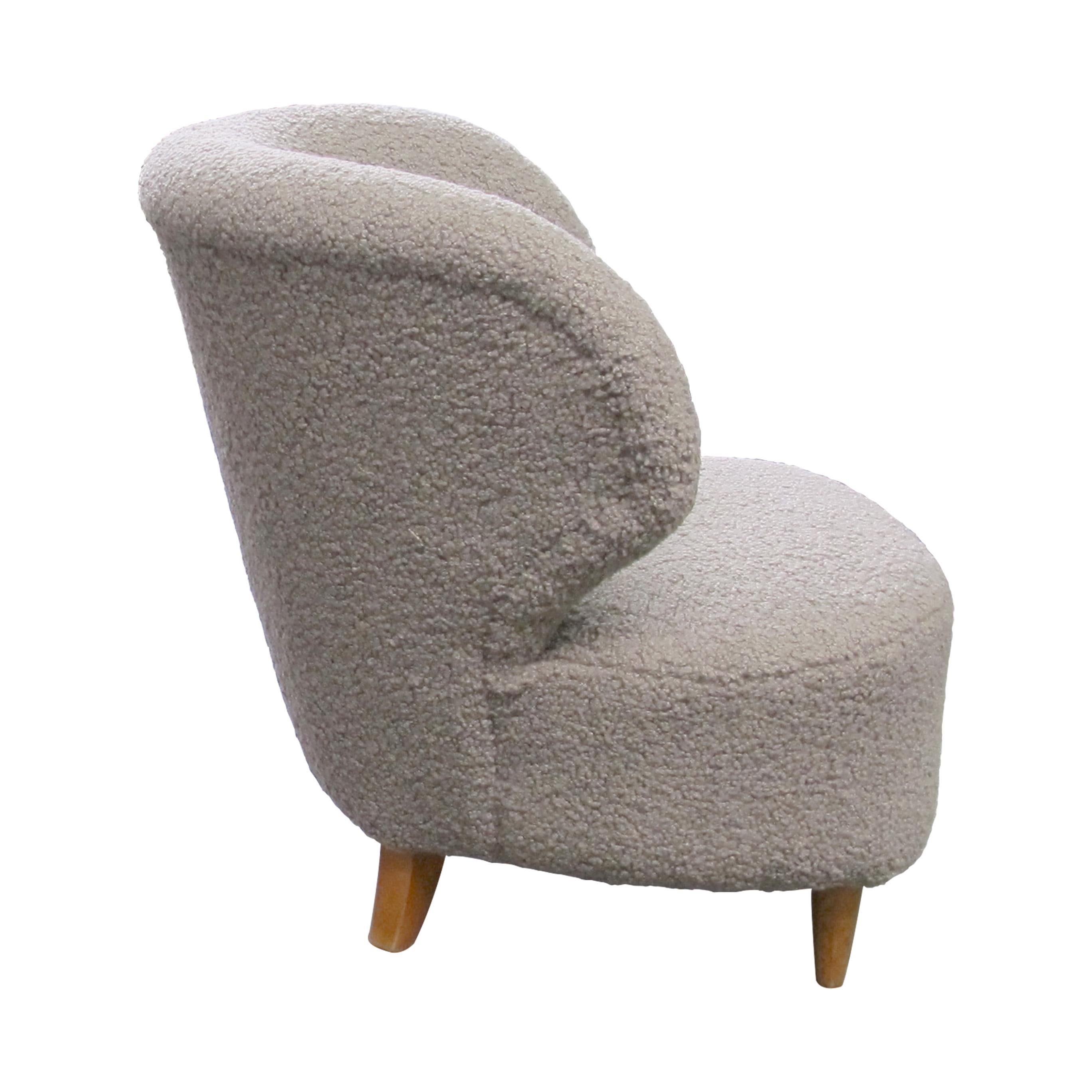 Finlandais Paire de fauteuils finlandais des années 1940 retapissés en tissu bouclé pelucheux en vente
