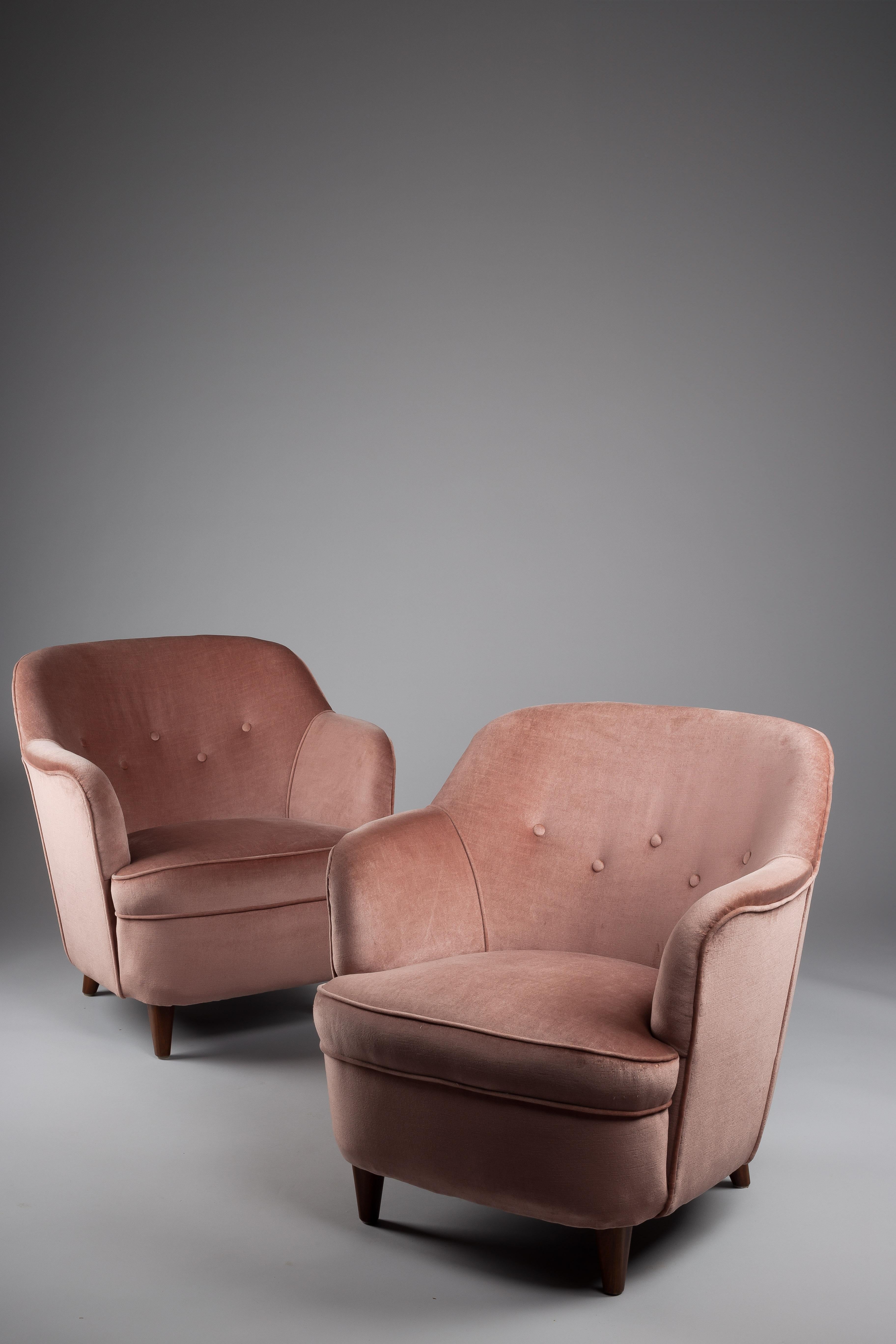 Découvrez l'élégance intemporelle de notre paire de chaises longues finlandaises des années 1950 par Oy Paul Boman Ab. Ces pièces emblématiques incarnent l'essence du Design/One Vintage scandinave, mettant en valeur un savoir-faire exquis et un
