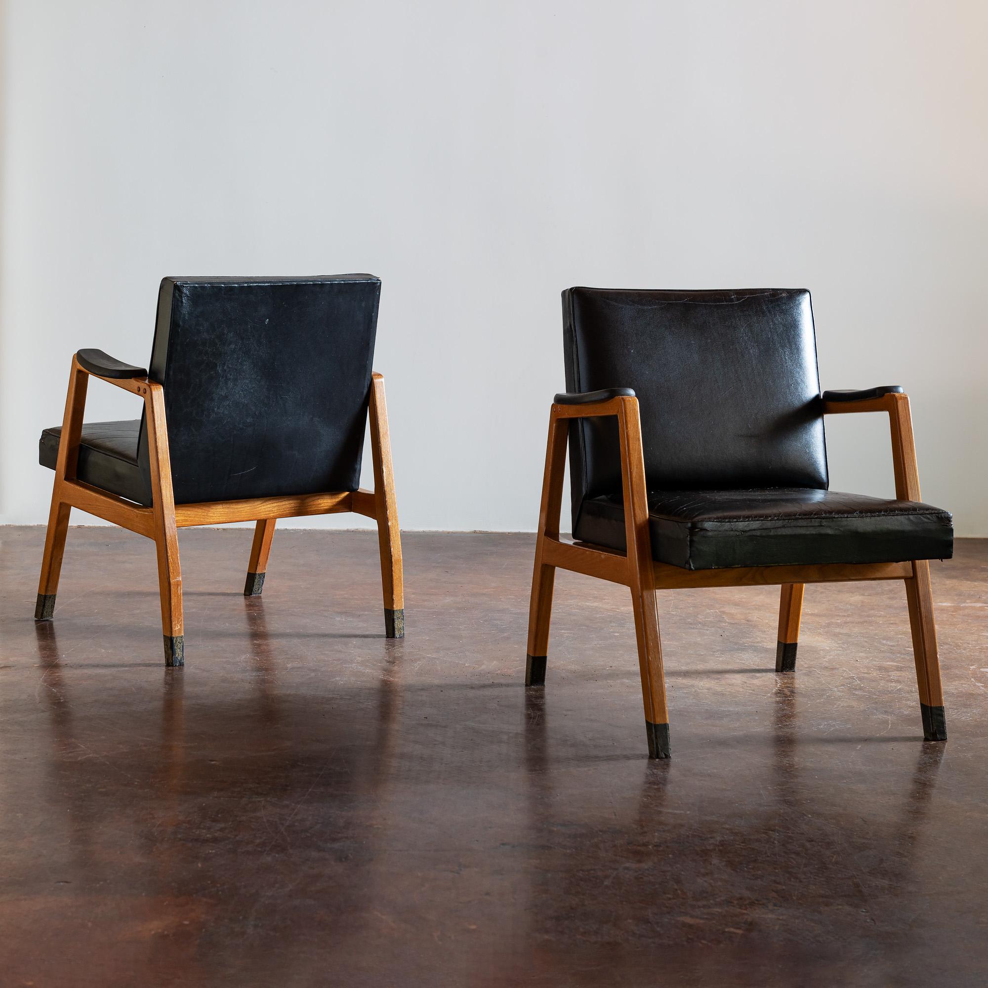 Pair of sophisticated armchairs in black leather designed by Lasse Ollinkari and Aarne Ervi for the KOP-Bank, (Kansallis Osake-Pankki), Finland, 1940s.
  