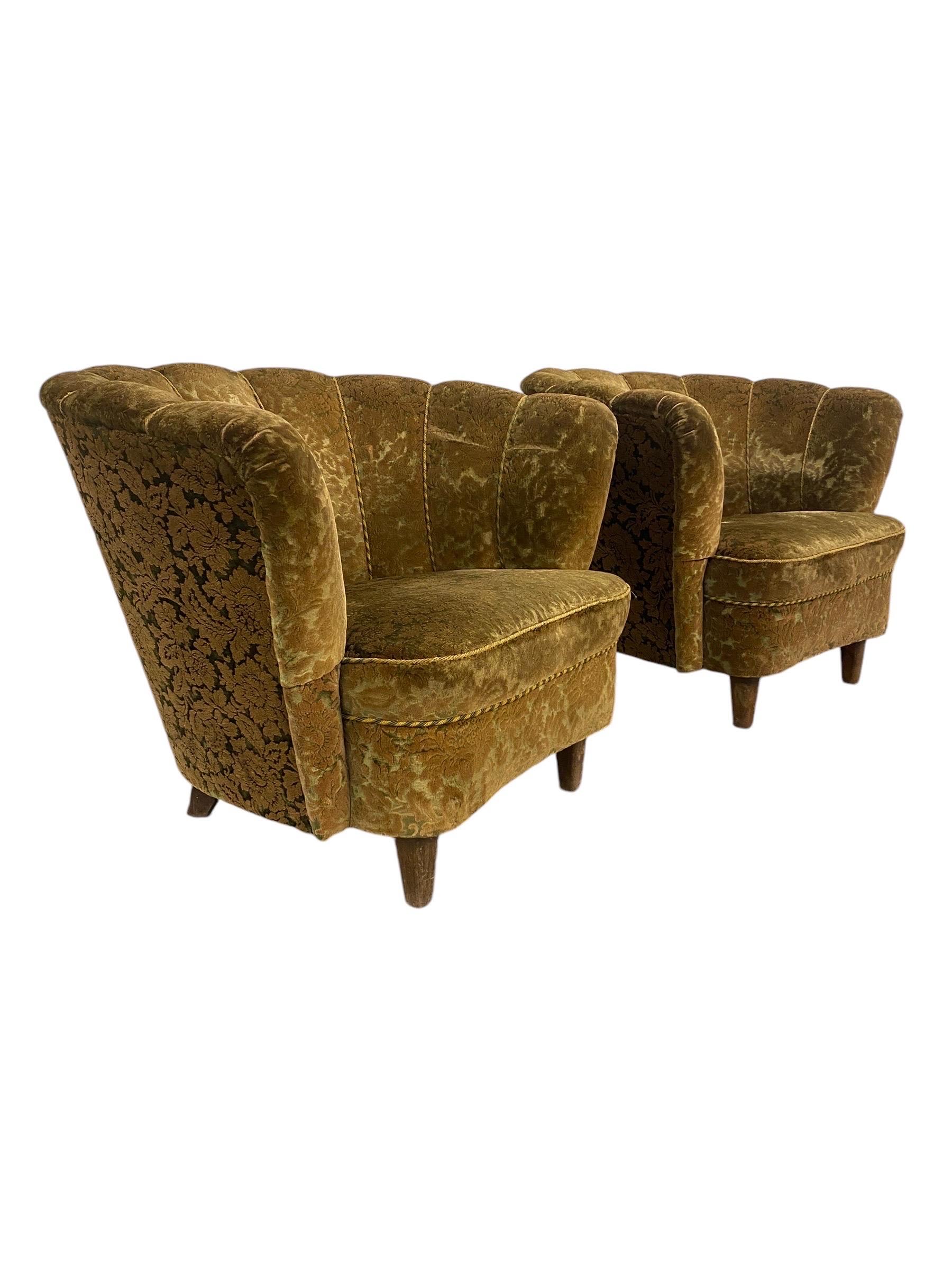 Una splendida coppia di poltrone scandinave vintage, probabilmente degli anni '40, attribuite al designer Paul Boman. Fabrice, con un lussuoso tessuto di velluto verde oliva e un sottile motivo floreale intricato sui lati e sullo schienale, queste