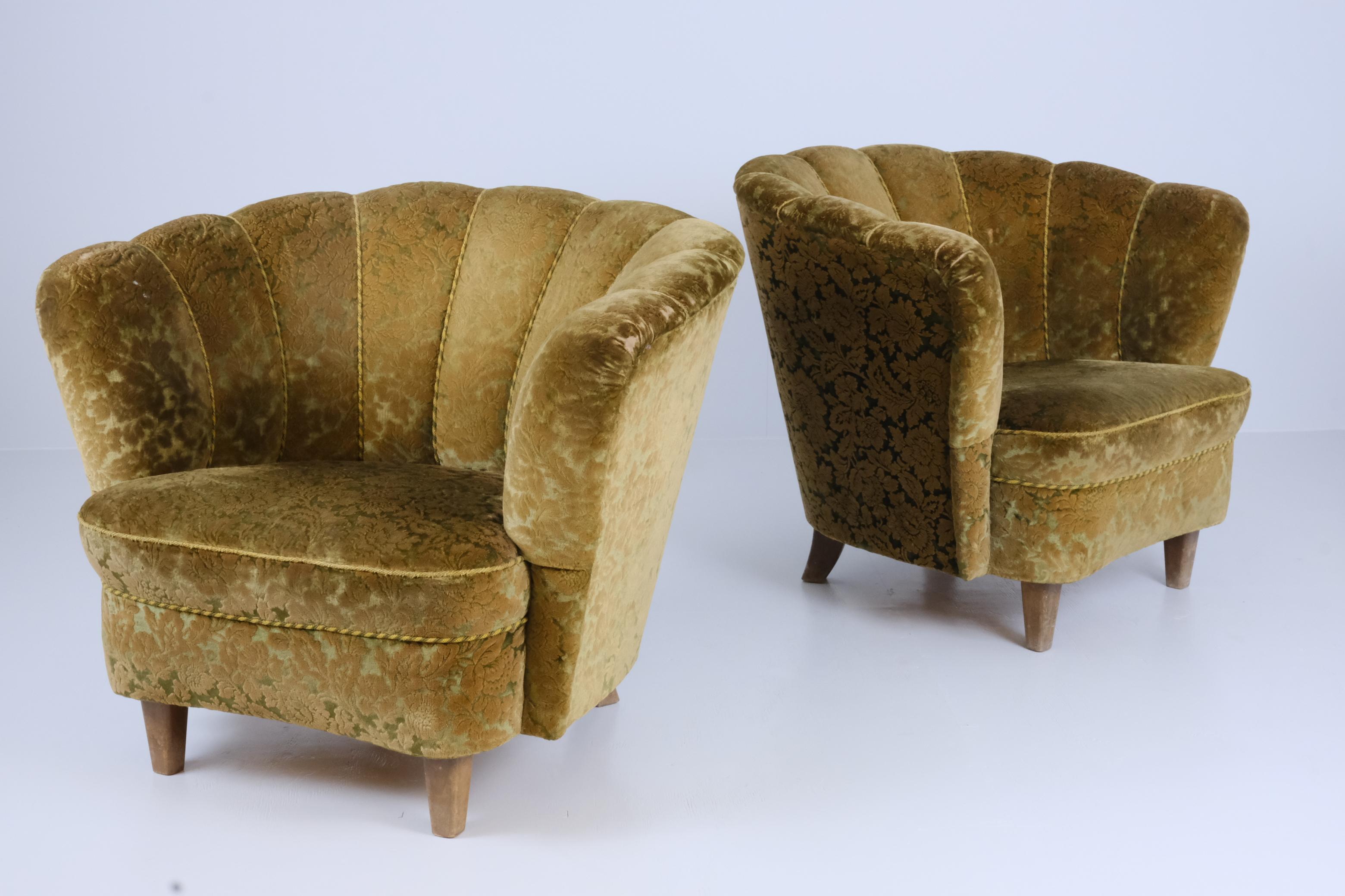 Impresionante pareja de sillones escandinavos vintage, probablemente de la década de 1940, atribuidos al diseñador Paul Boman. Con una tapicería de felpa en un lujoso tejido de terciopelo verde oliva con un sutil e intrincado estampado floral en los