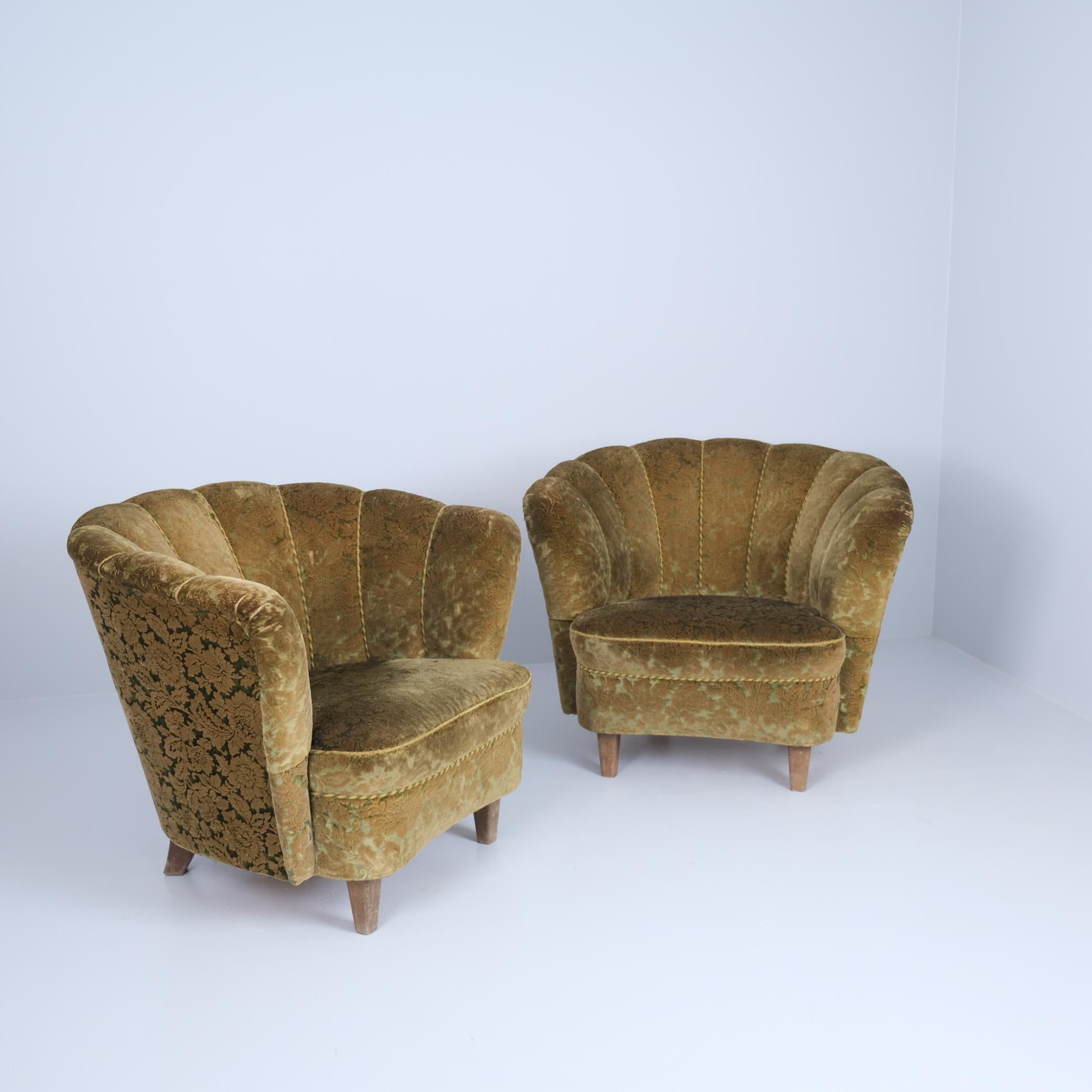 Une superbe paire de fauteuils scandinaves vintage, probablement des années 1940, attribués au designer Paul Boman. Fabrice est recouvert d'un luxueux tissu de velours vert olive avec un motif floral subtil et complexe sur les côtés et le dossier.