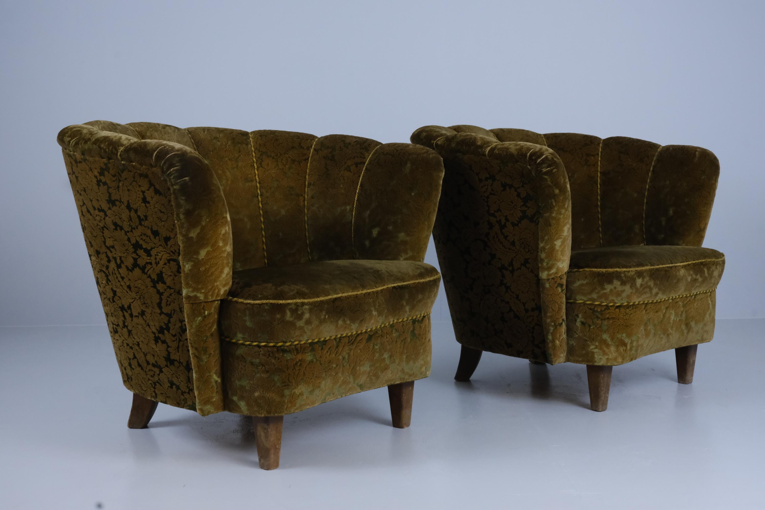 Pareja de sillones curvos de diseño finlandés, Attr. Paul Boman Circa años 40 Moderno de mediados de siglo en venta
