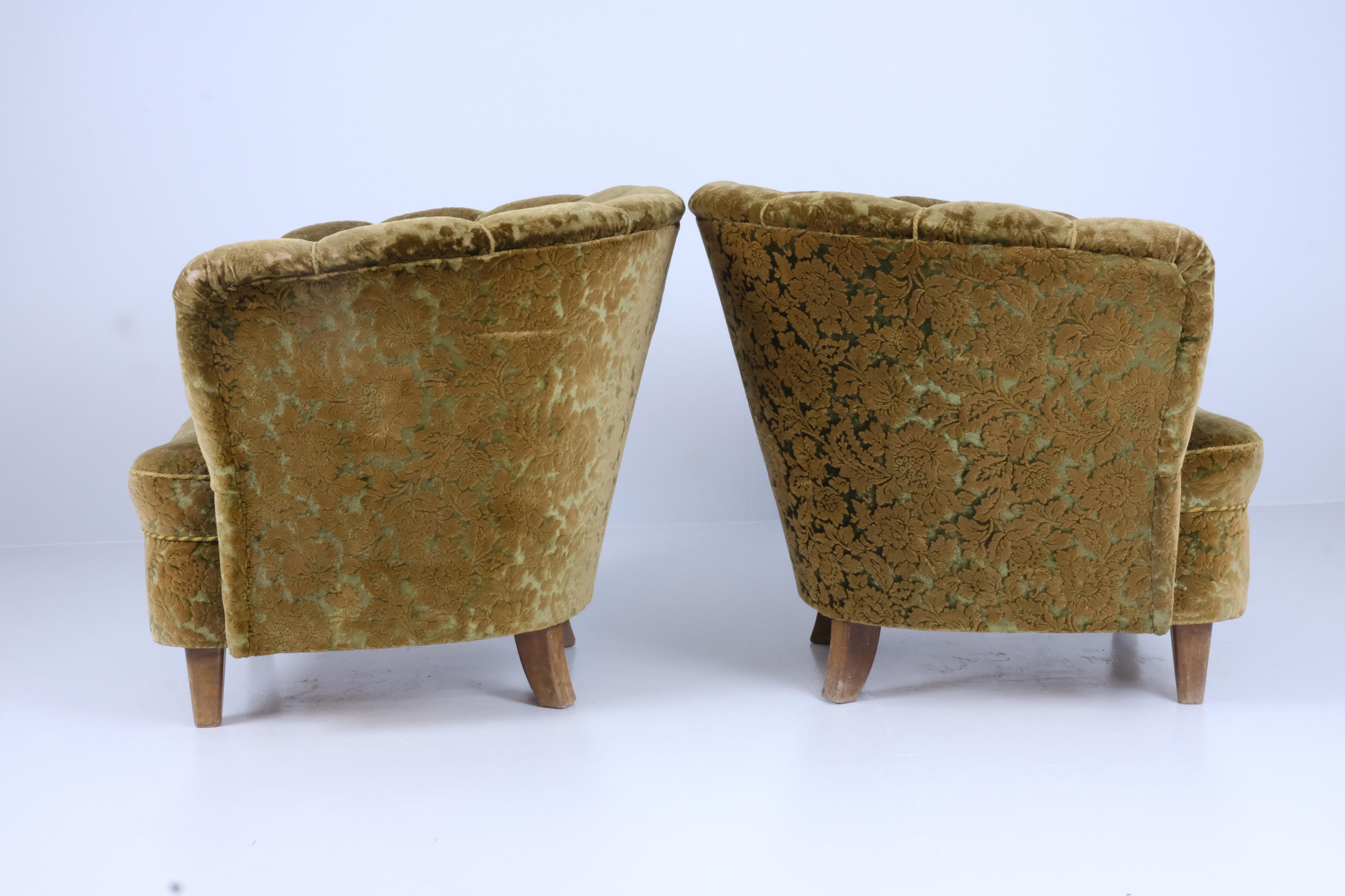 Pareja de sillones curvos de diseño finlandés, Attr. Paul Boman Circa años 40 Finlandés en venta