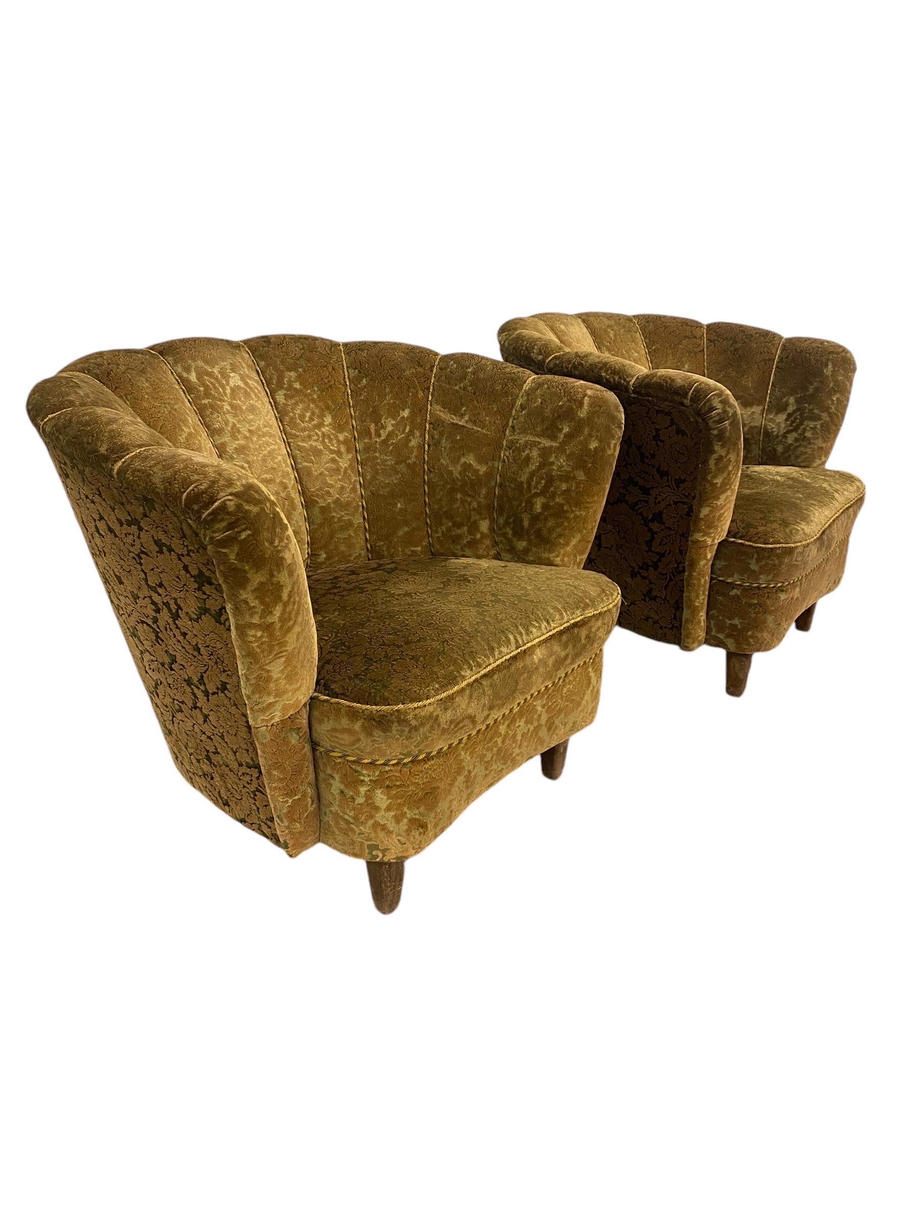 Coppia di poltrone curve di design finlandese, Attr. Paul Boman, circa anni '40 In condizioni discrete in vendita a Helsinki, FI
