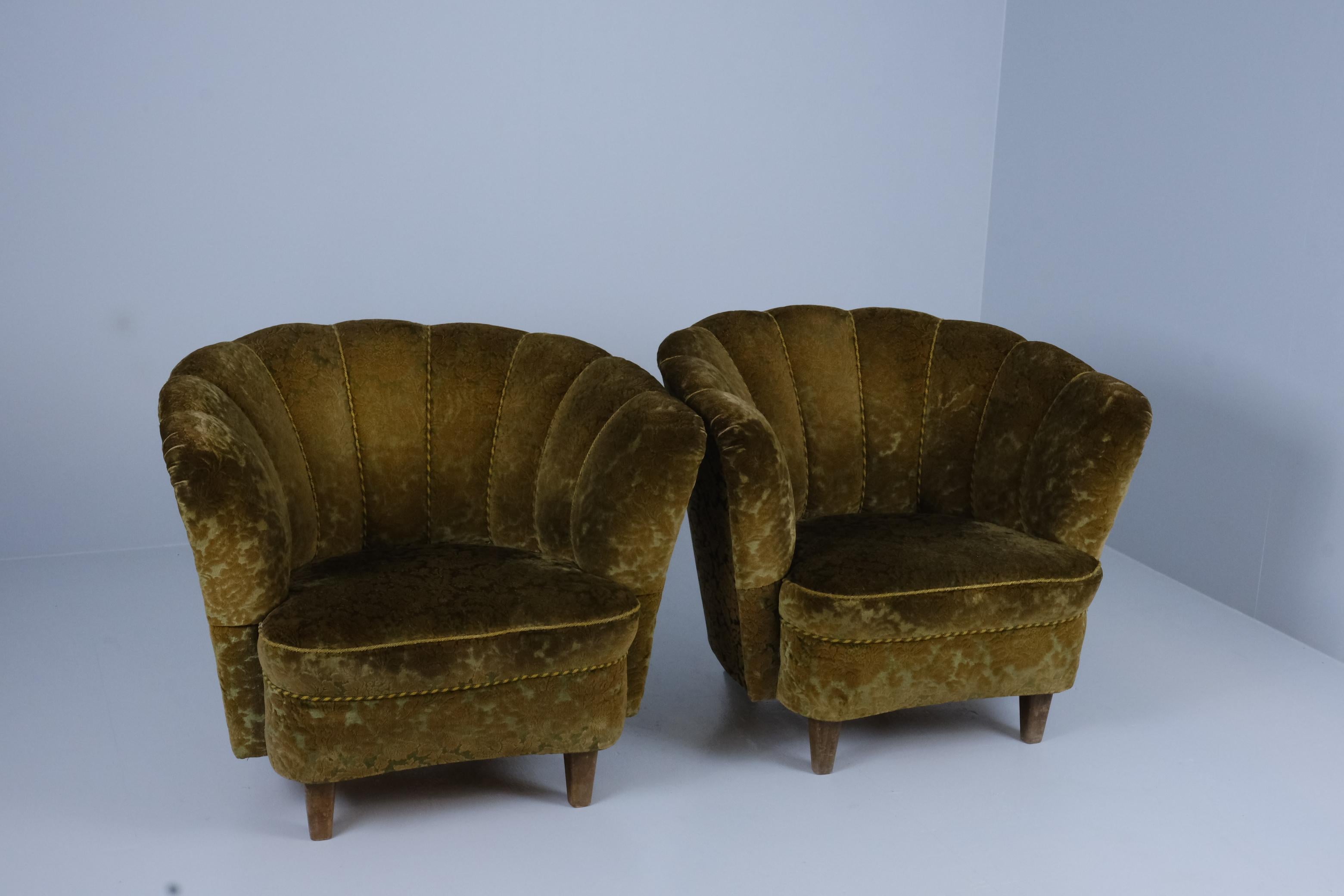 Pareja de sillones curvos de diseño finlandés, Attr. Paul Boman Circa años 40 mediados del siglo XX en venta