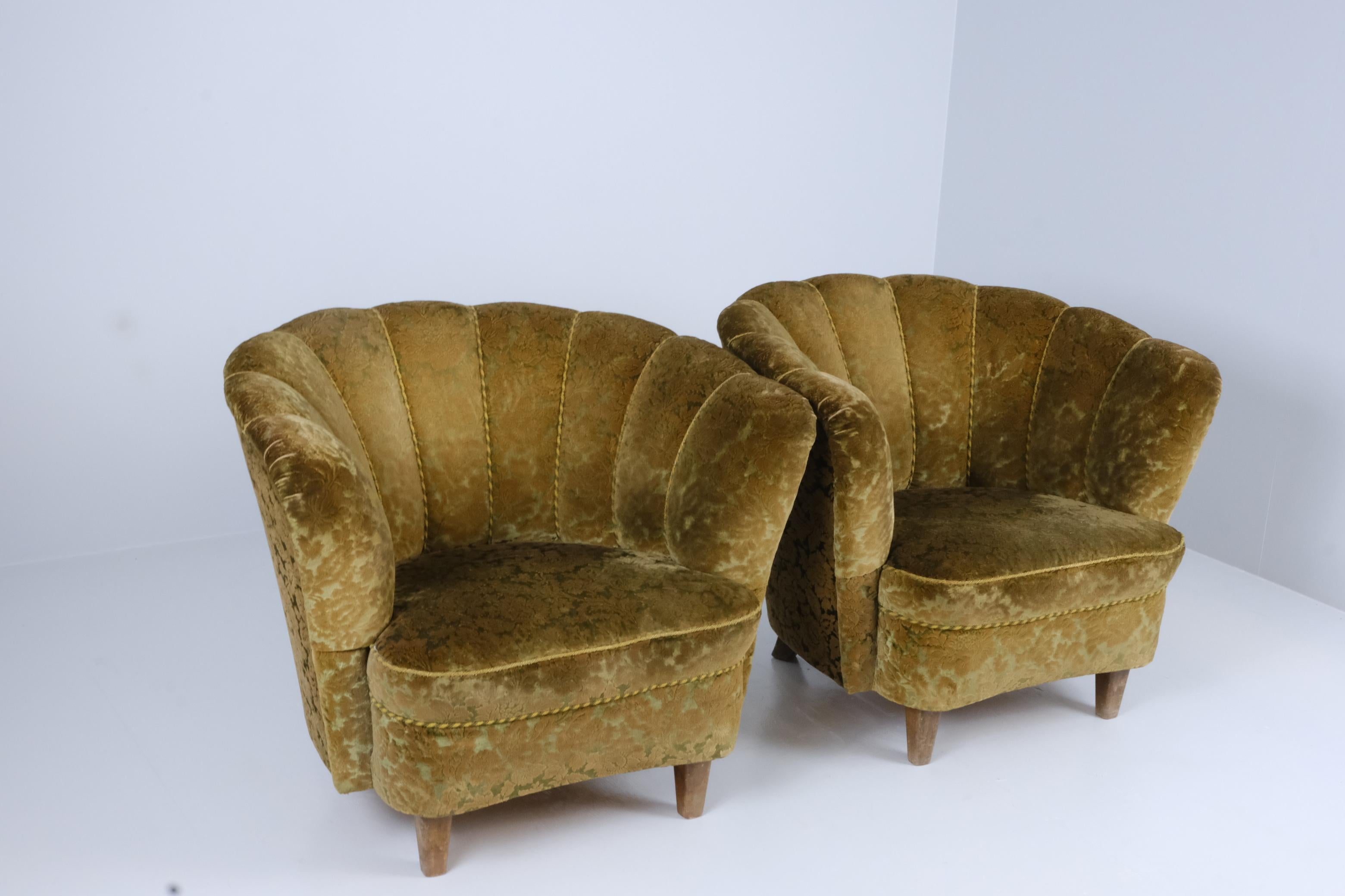 Pareja de sillones curvos de diseño finlandés, Attr. Paul Boman Circa años 40 Metal en venta