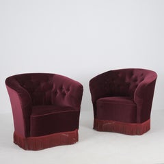 Zwei geschwungene Sessel im finnischen Design aus rotem Samt, Attr. Boman CIRCA 1940er Jahre