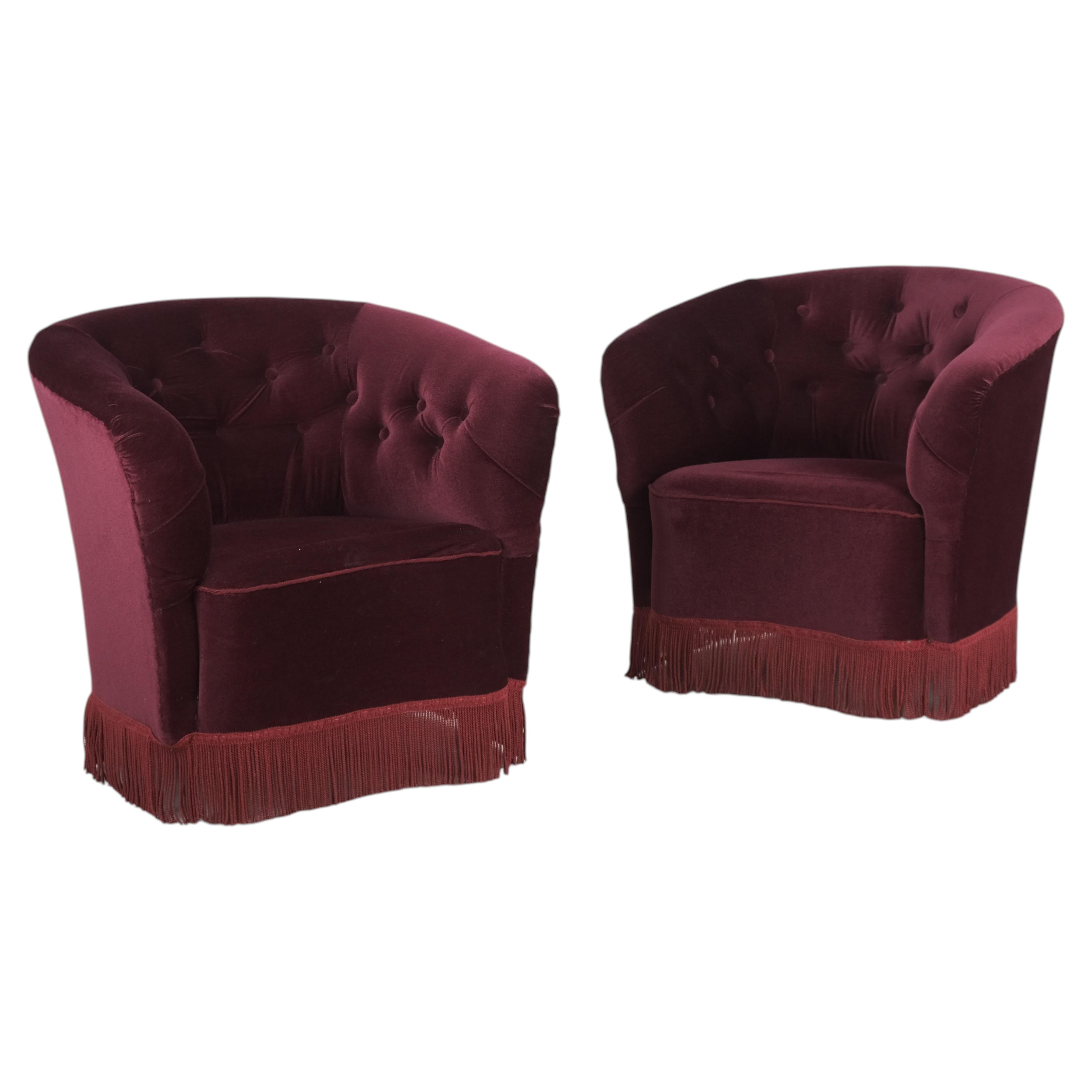 Paire de fauteuils incurvés en velours rouge au Design Finlandais, Attr à Boman Circa 1940s