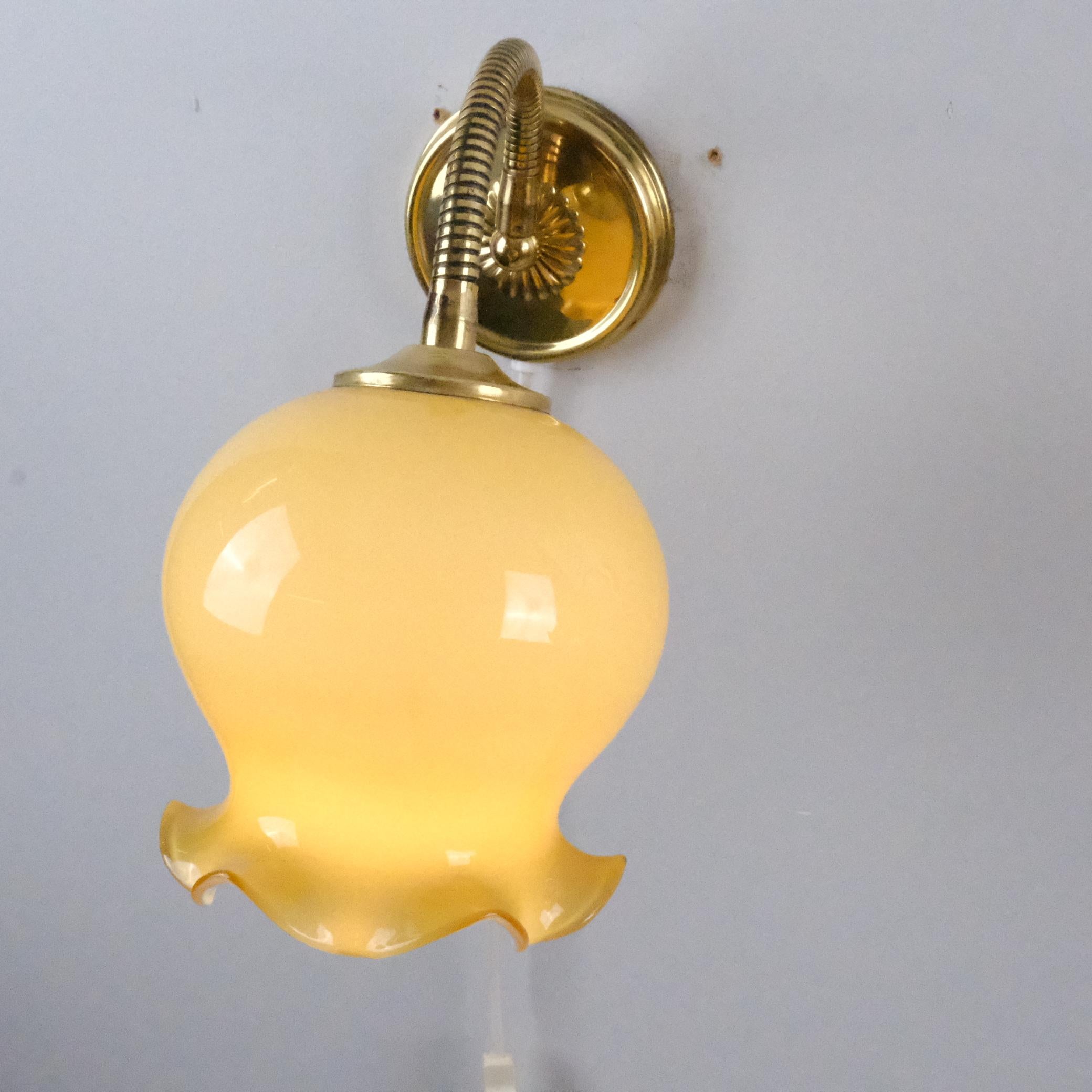 Paire d'appliques murales au design finlandais, en laiton et abat-jour en verre réglable en forme de bourgeon de fleur en vente 3