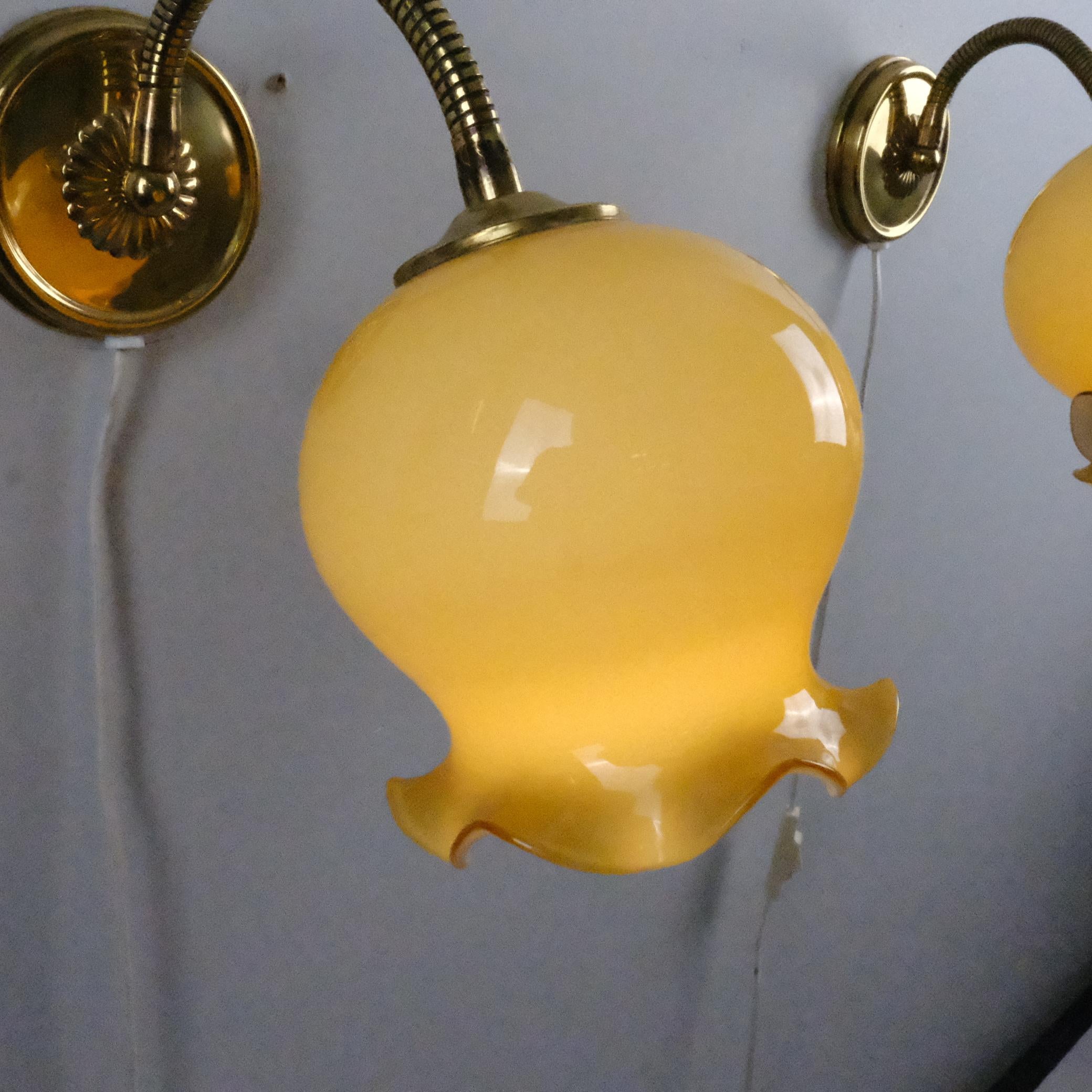 Paire d'appliques murales au design finlandais, en laiton et abat-jour en verre réglable en forme de bourgeon de fleur en vente 4