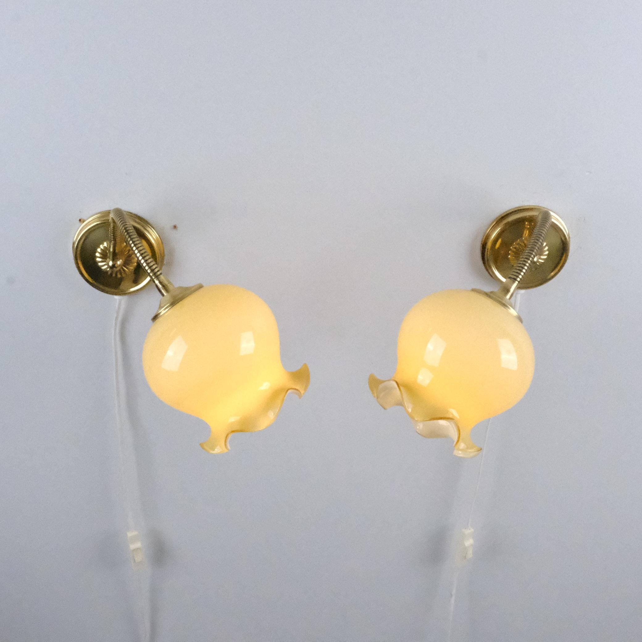 Paire d'appliques murales au design finlandais, en laiton et abat-jour en verre réglable en forme de bourgeon de fleur en vente 5