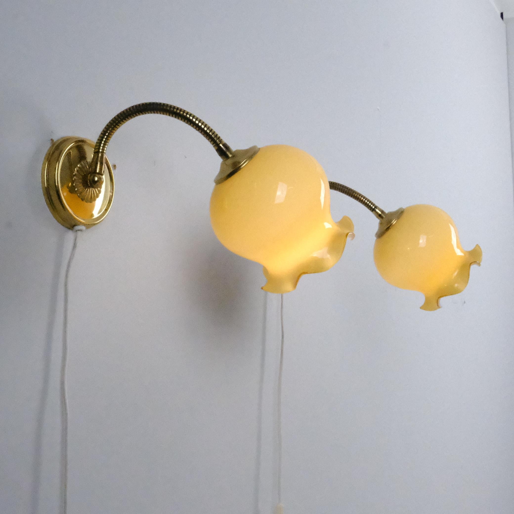 Paire d'appliques murales au design finlandais, en laiton et abat-jour en verre réglable en forme de bourgeon de fleur en vente 6