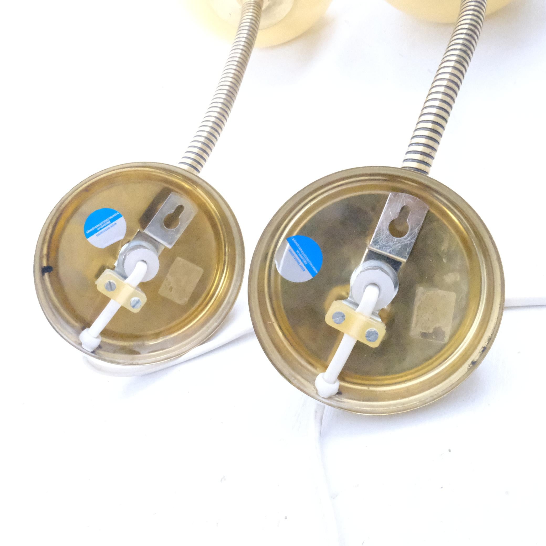 Paire d'appliques murales au design finlandais, en laiton et abat-jour en verre réglable en forme de bourgeon de fleur en vente 7