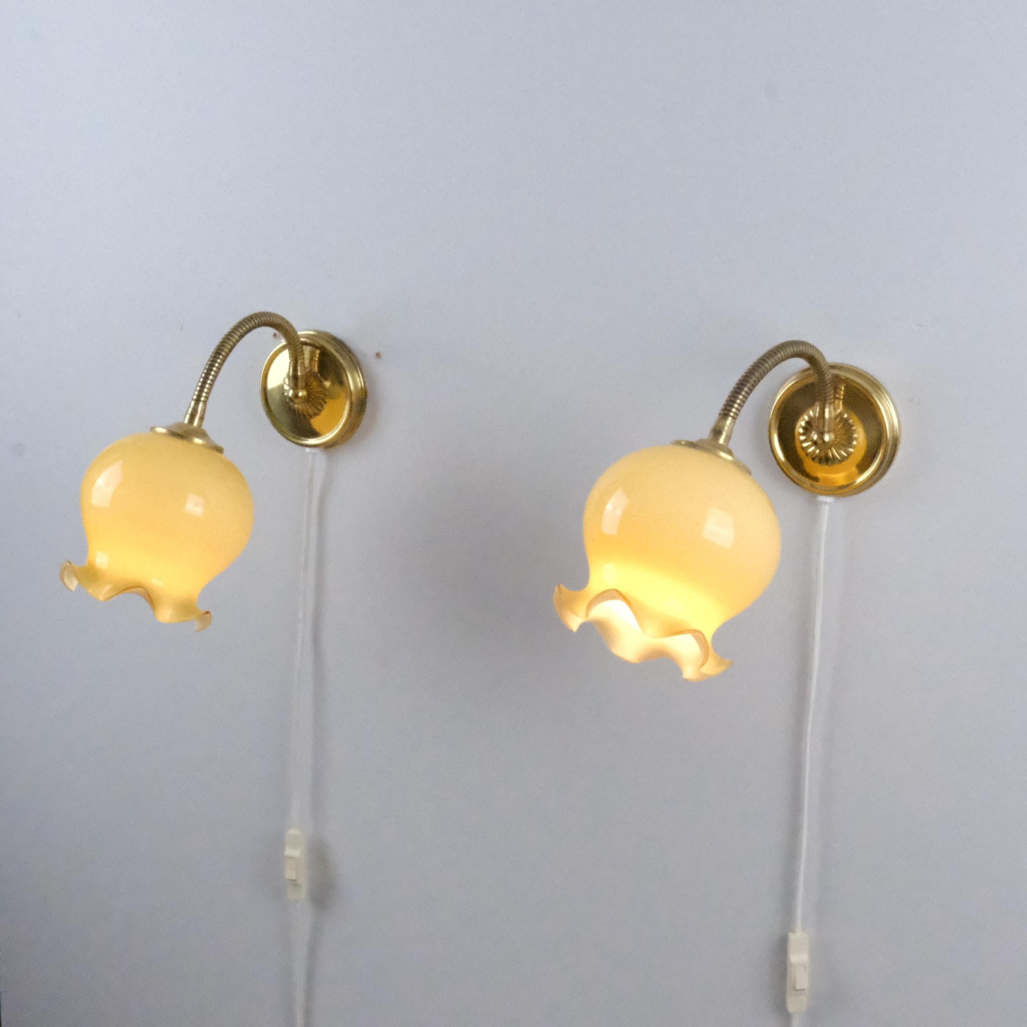 Mid-Century Modern Paire d'appliques murales au design finlandais, en laiton et abat-jour en verre réglable en forme de bourgeon de fleur en vente