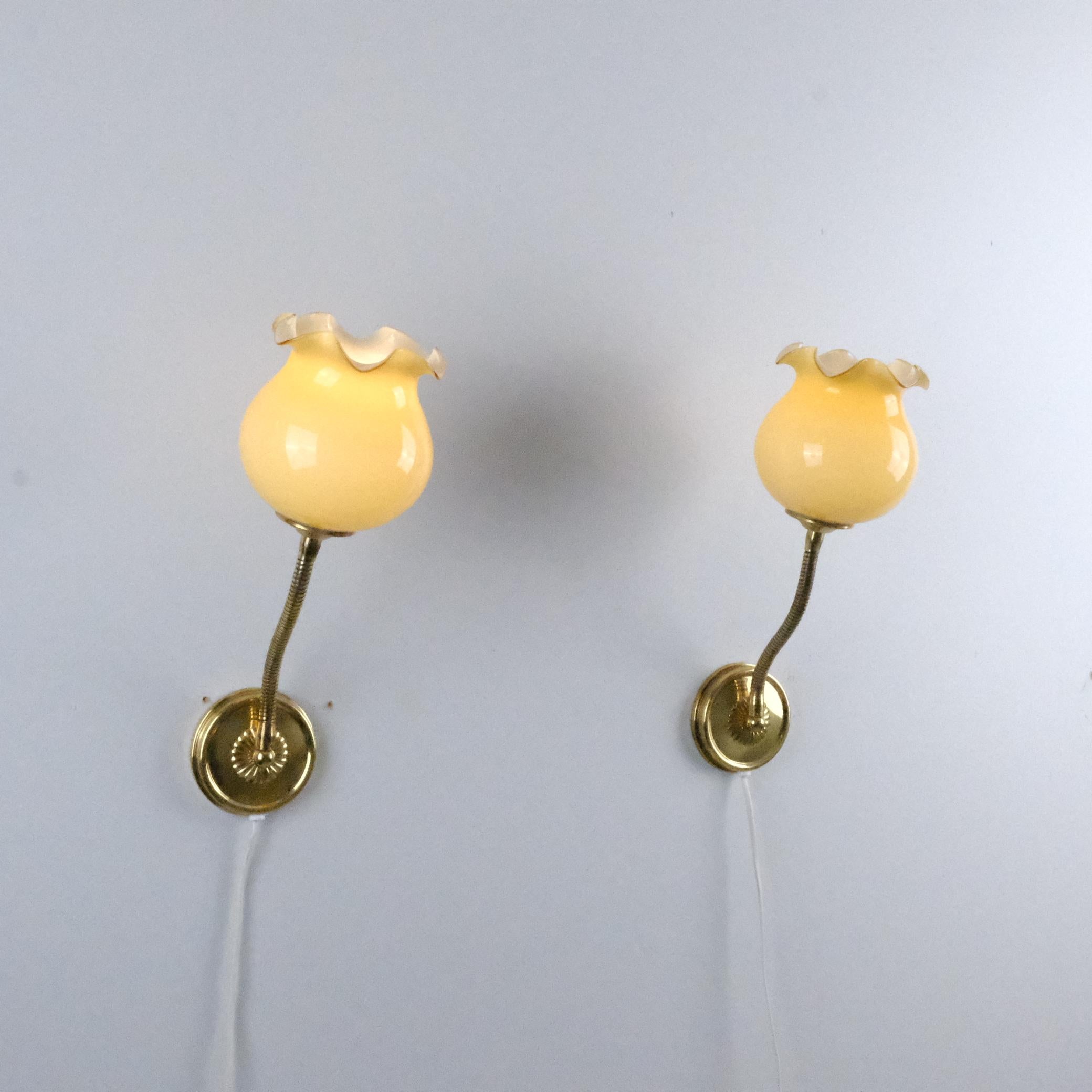 Finlandais Paire d'appliques murales au design finlandais, en laiton et abat-jour en verre réglable en forme de bourgeon de fleur en vente