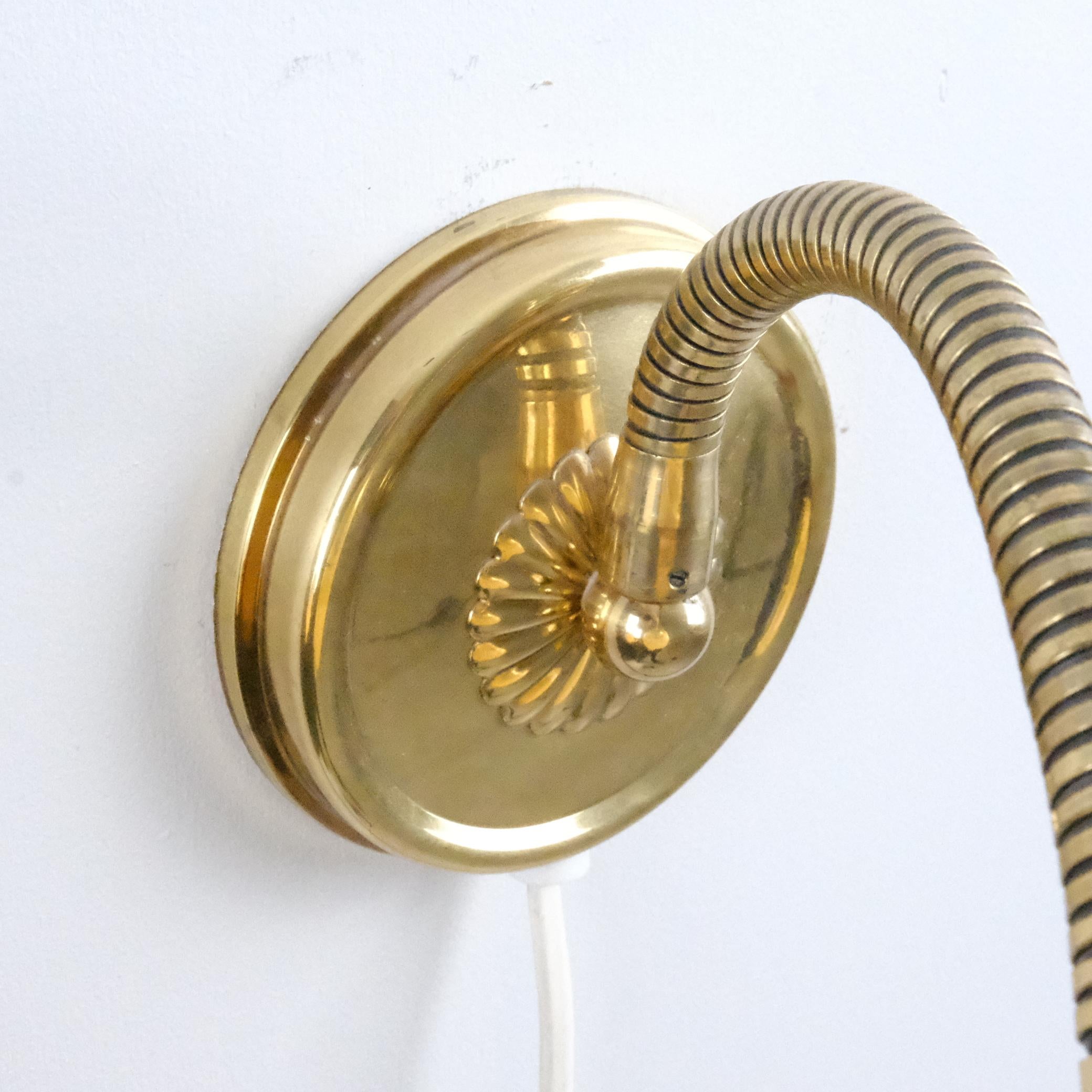 Laiton Paire d'appliques murales au design finlandais, en laiton et abat-jour en verre réglable en forme de bourgeon de fleur en vente