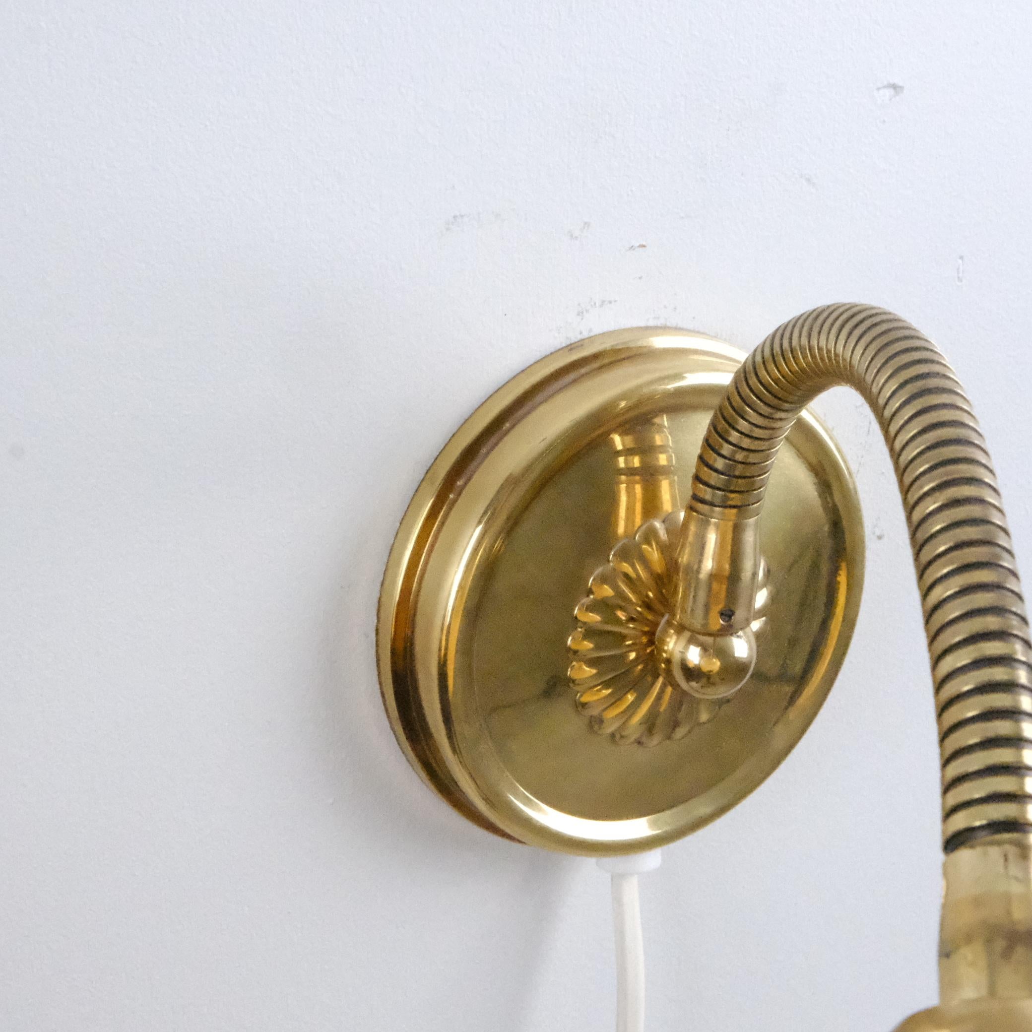 Paire d'appliques murales au design finlandais, en laiton et abat-jour en verre réglable en forme de bourgeon de fleur en vente 1