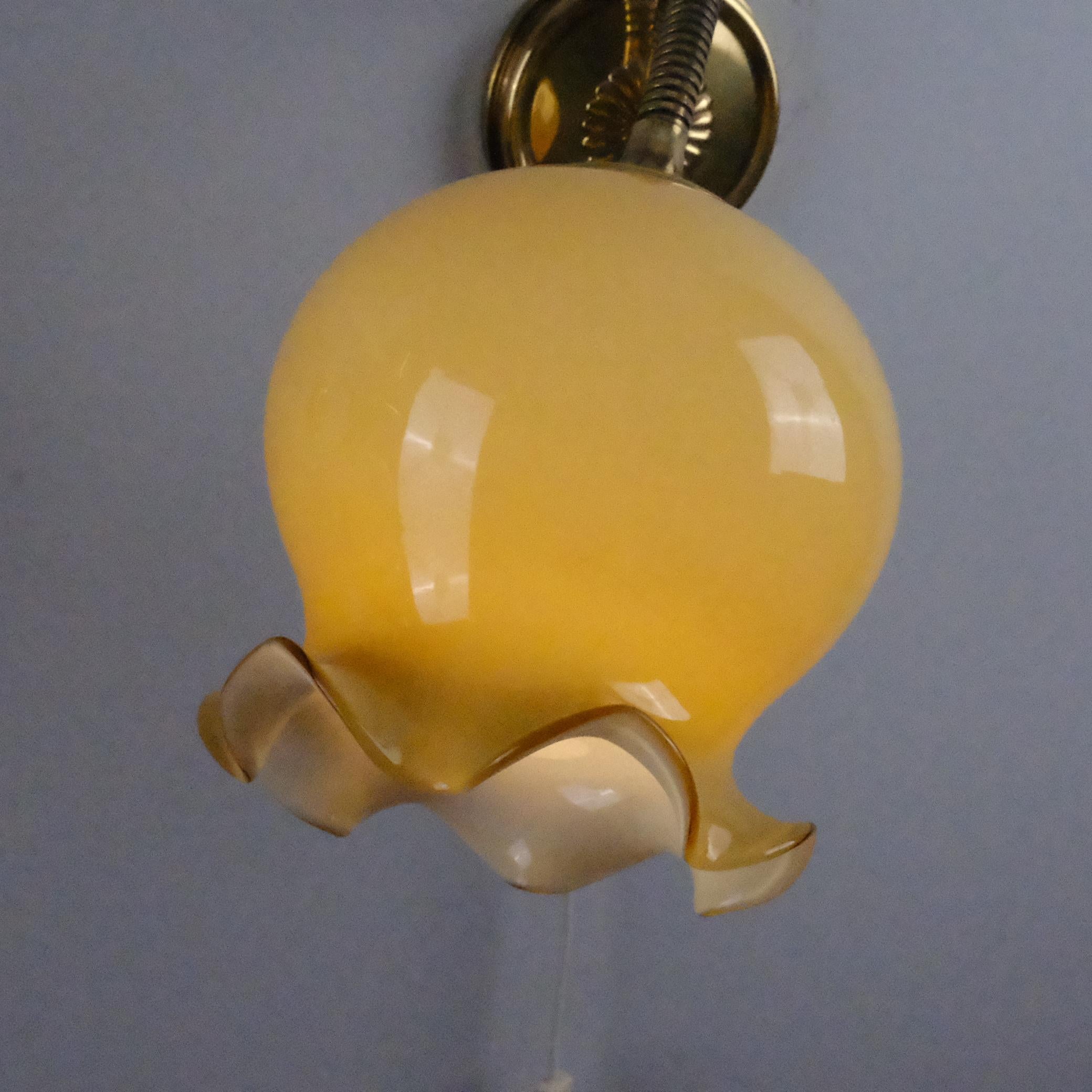 Paire d'appliques murales au design finlandais, en laiton et abat-jour en verre réglable en forme de bourgeon de fleur en vente 2