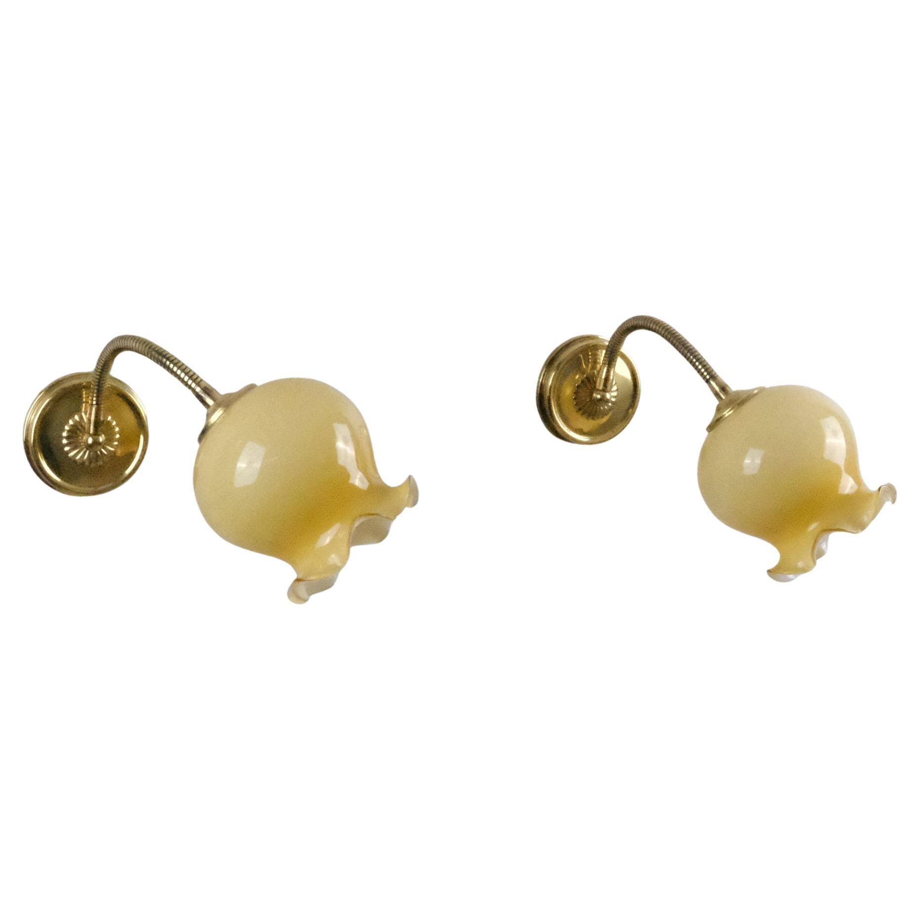 Paire d
appliques murales au design finlandais, en laiton et abat-jour en verre réglable en forme de bourgeon de fleur en vente