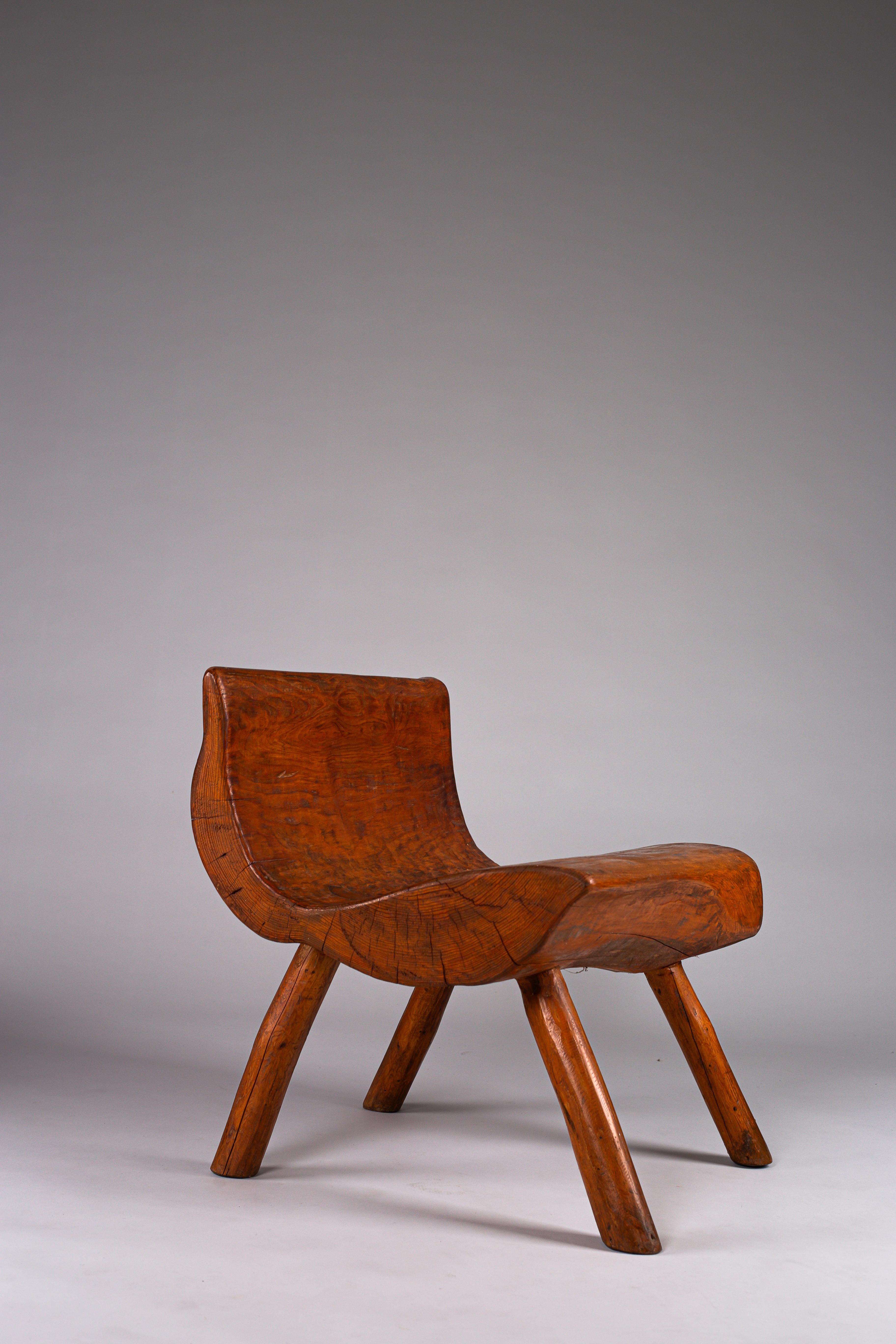 Pair of Finnish early 20th century brutalist hand carved pine chairs For Sale 3