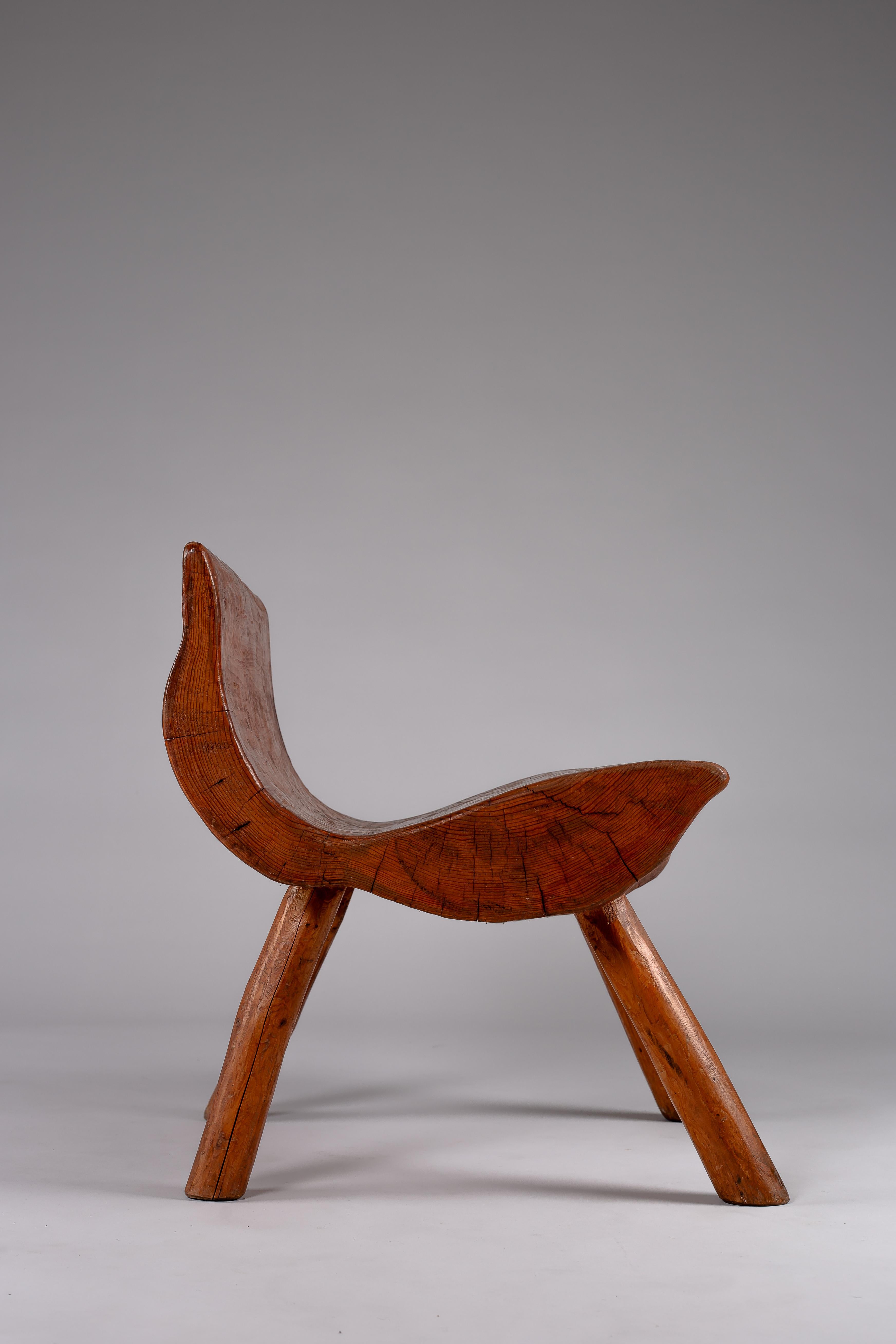 Pair of Finnish early 20th century brutalist hand carved pine chairs For Sale 7