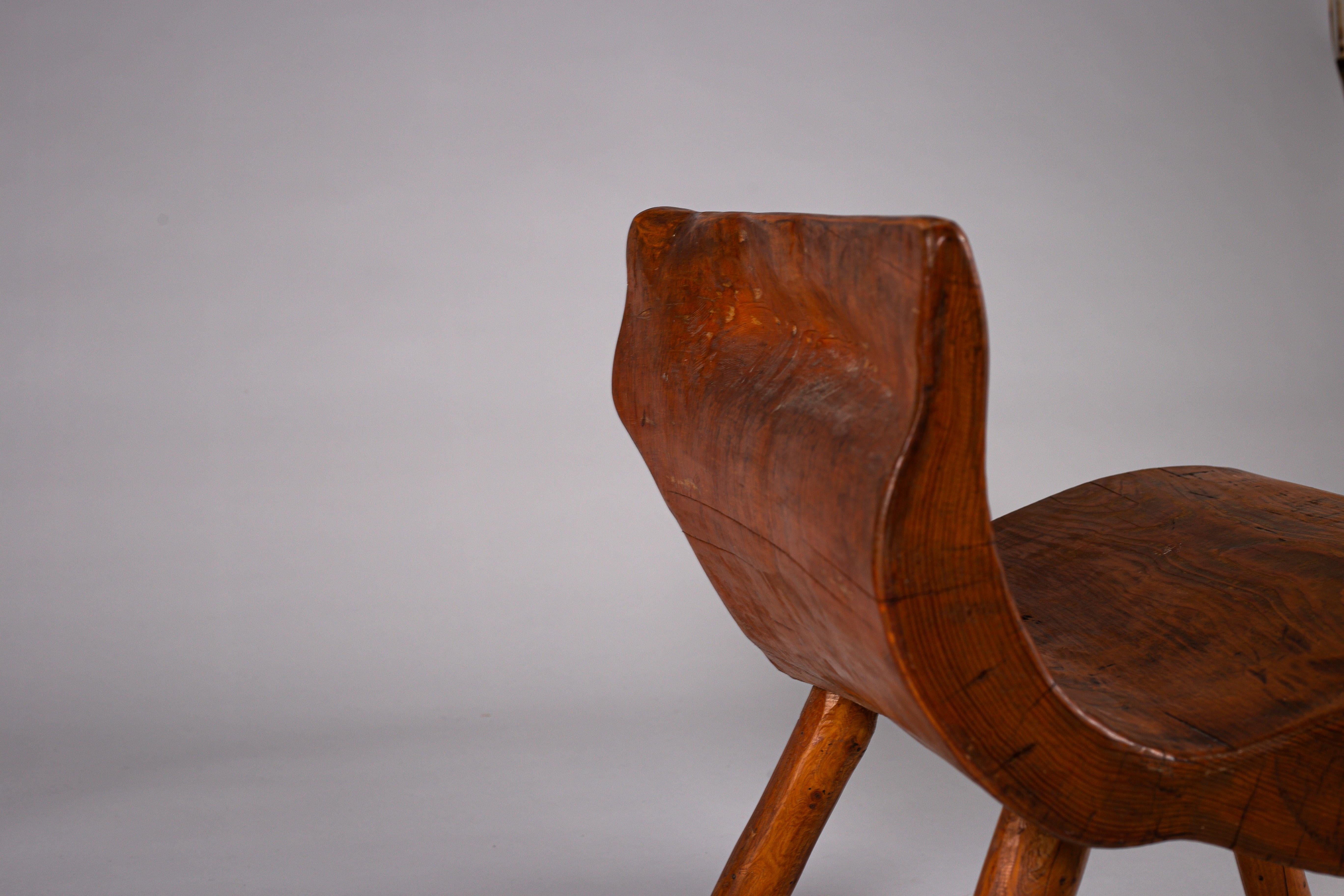 Pair of Finnish early 20th century brutalist hand carved pine chairs For Sale 8