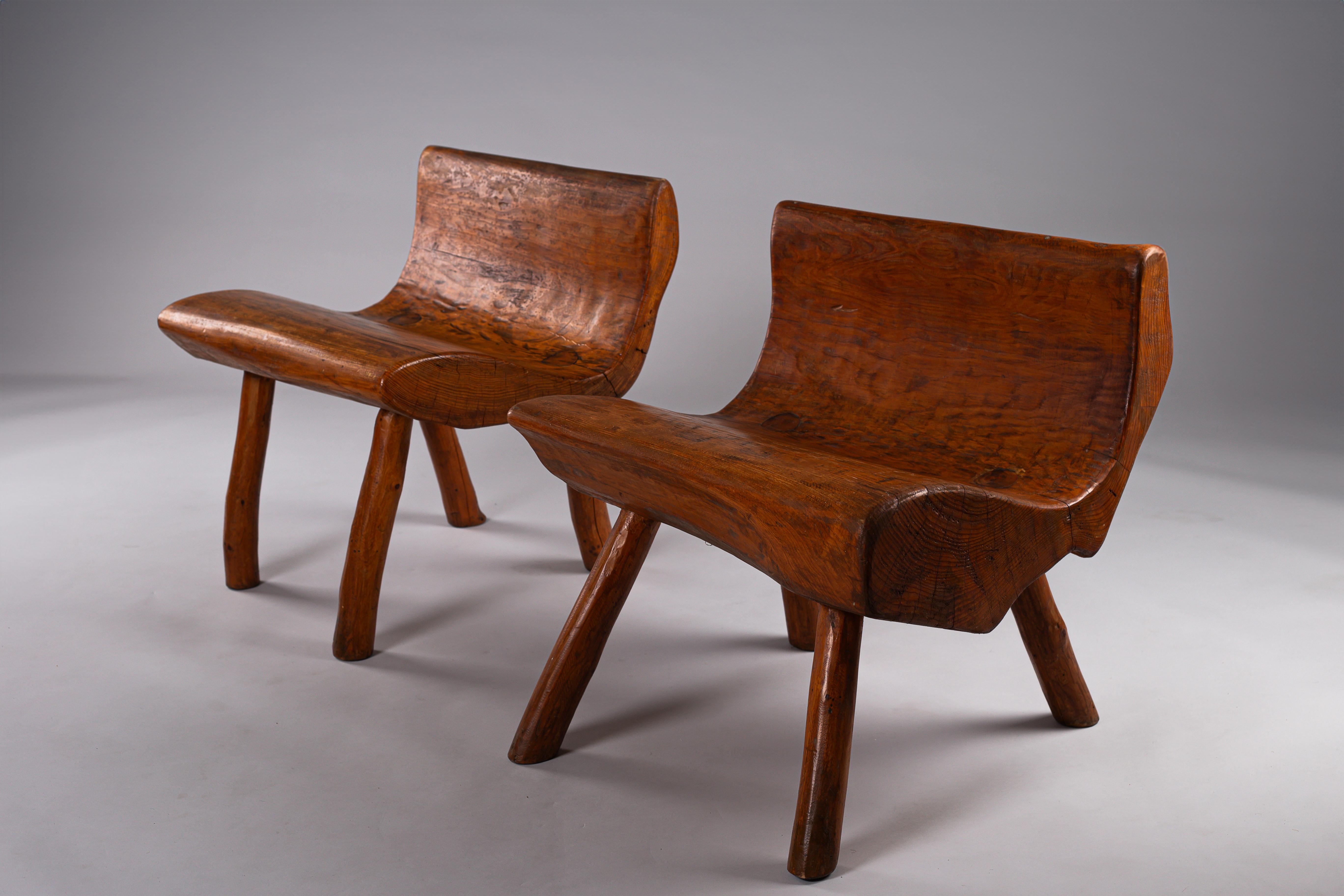 Pair of Finnish early 20th century brutalist hand carved pine chairs In Good Condition For Sale In Turku, Varsinais-Suomi