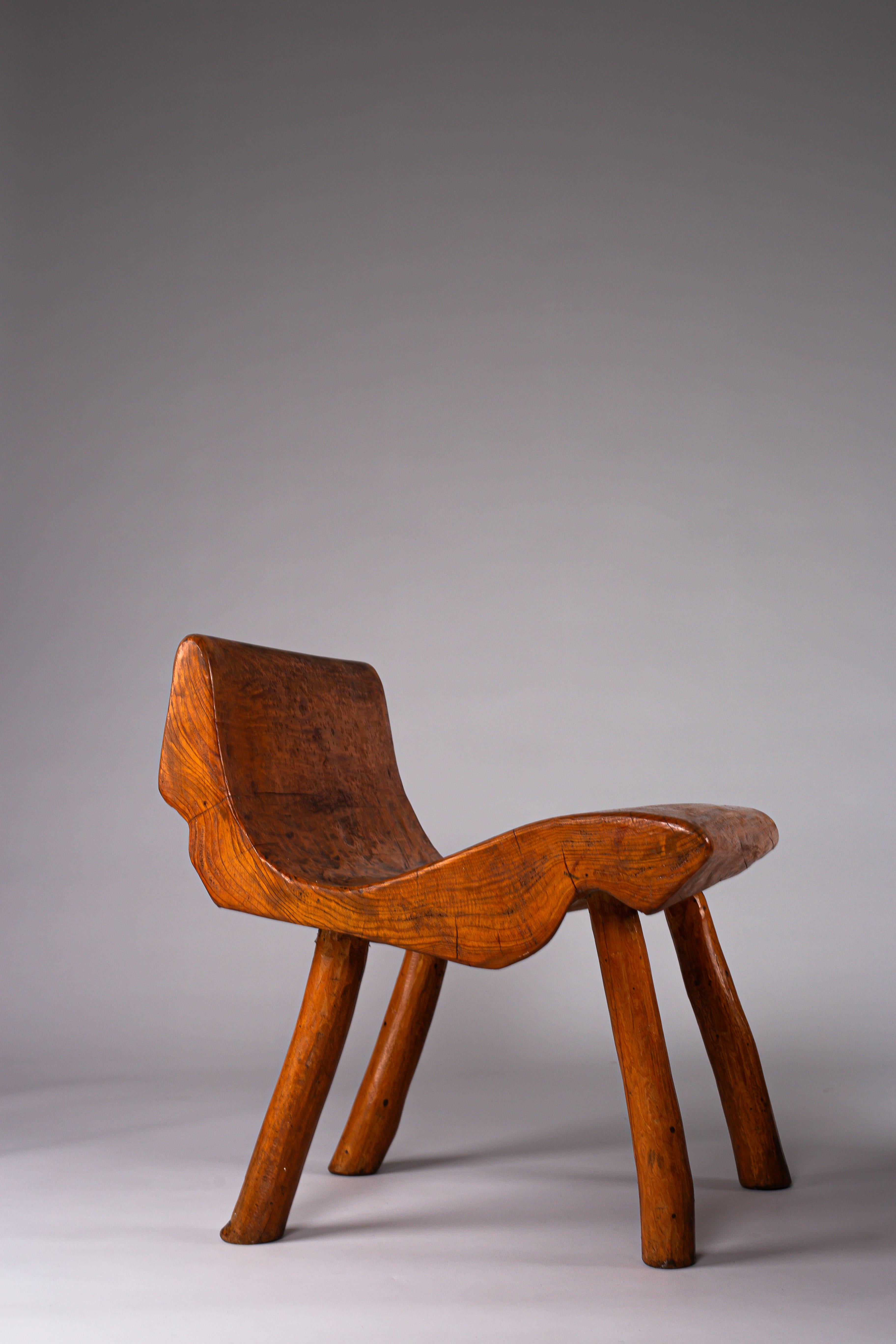 Pair of Finnish early 20th century brutalist hand carved pine chairs For Sale 2
