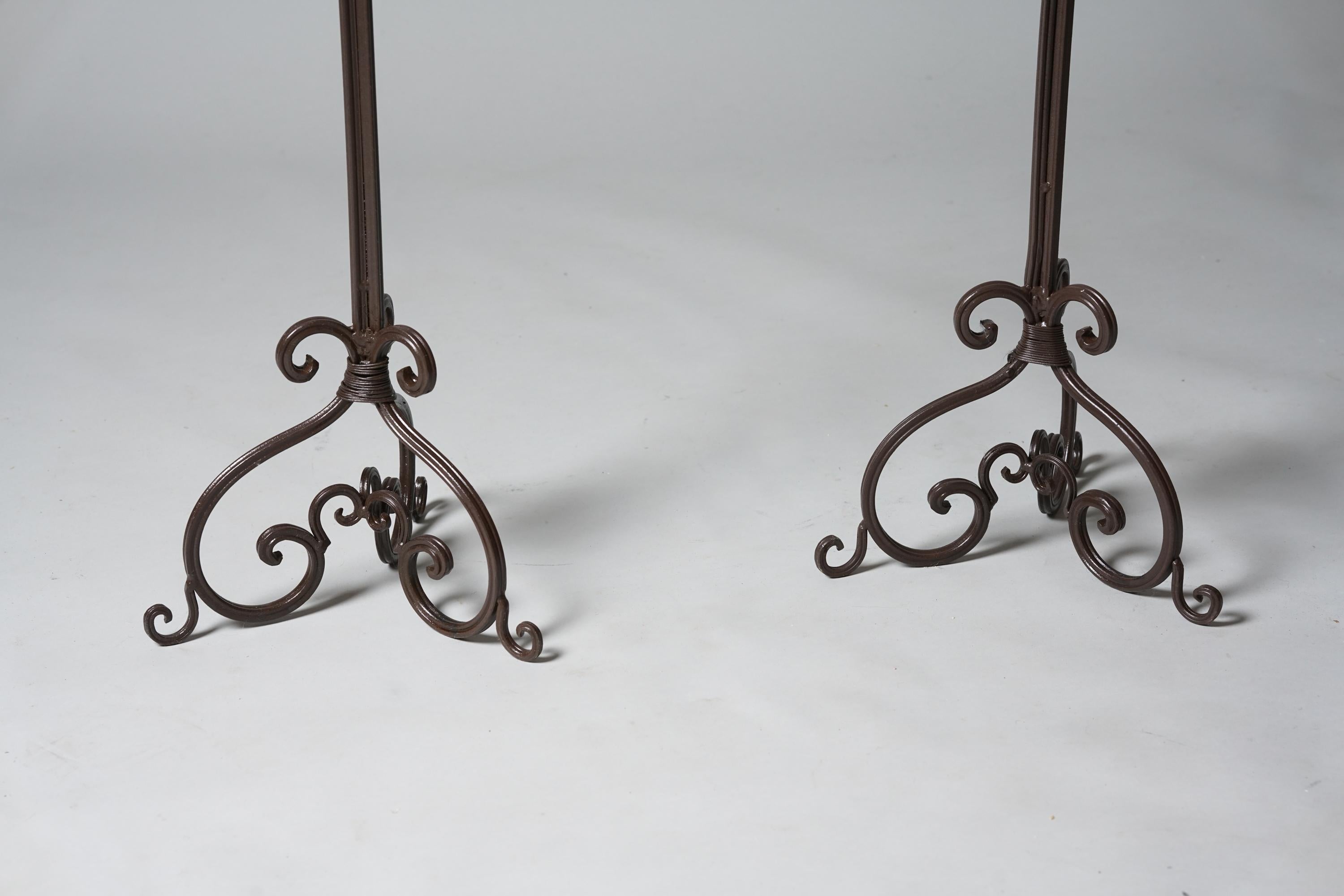 Coppia di torce finlandesi in ferro forgiato, attribuite a Taidetakomo Hakkarainen, inizio XX secolo. Buone condizioni d'epoca, patina minore e usura coerente con l'età e l'uso. Un design bellissimo con molti dettagli speciali. Le torce sono vendute