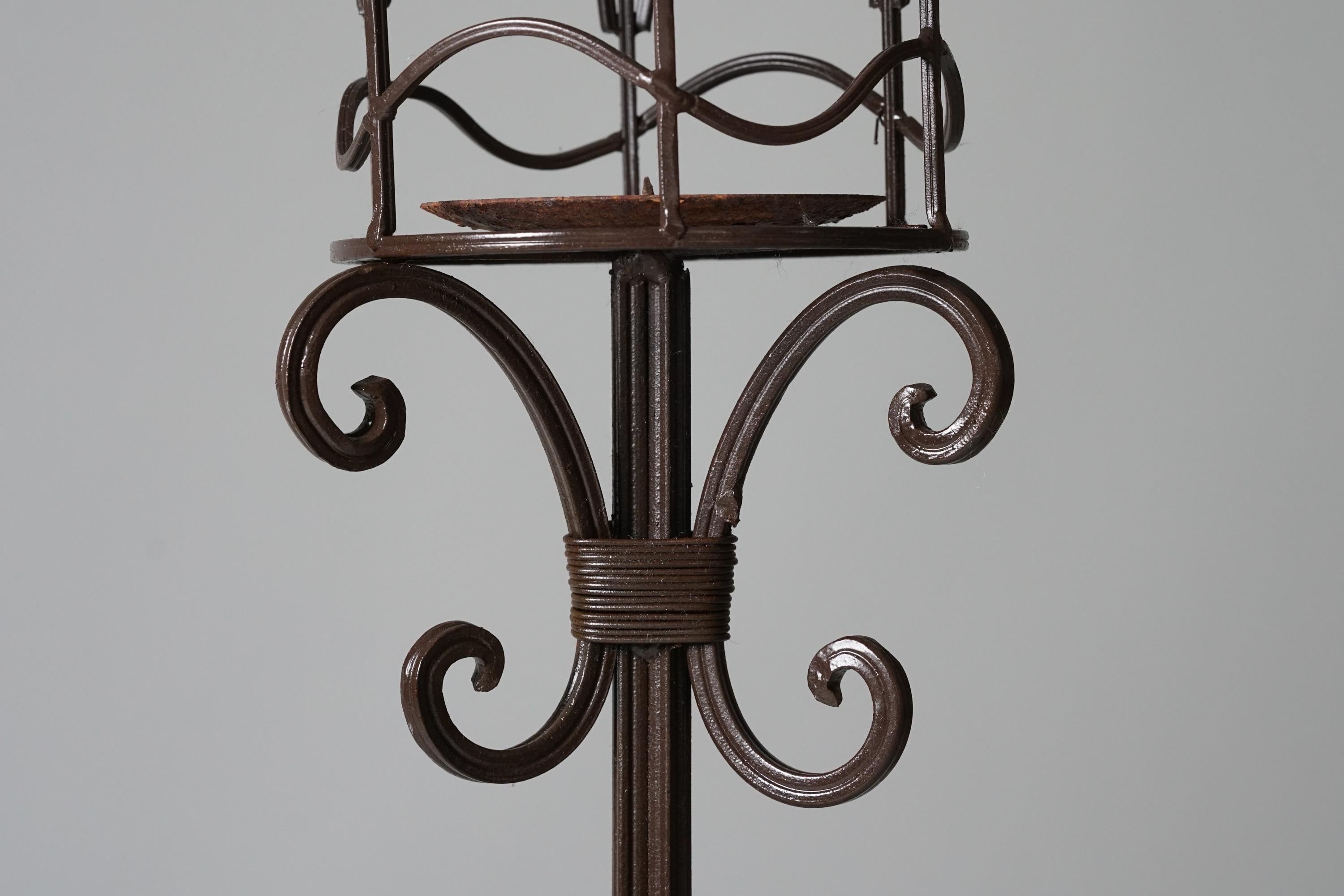 Art Nouveau Coppia di torce finlandesi in ferro forgiato, attr. Taidetakomo Hakkarainen, inizio del XX secolo in vendita