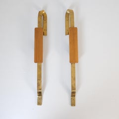 Par de tiradores de puerta de diseño finlandés de mediados de siglo, en latón y madera, década de 1950