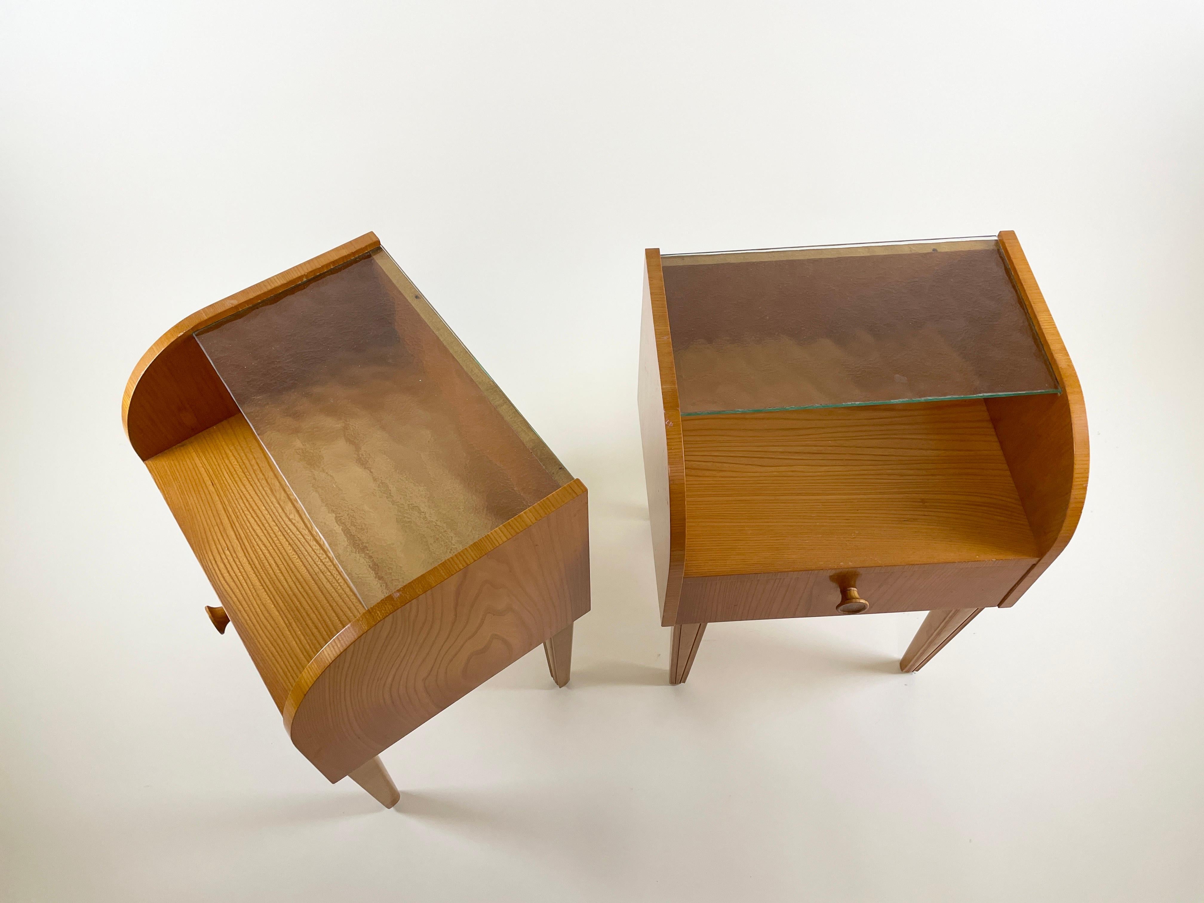 Scandinavian Modern Pair of Finnish Modern Bedside Tables attributed to Margaret Nordman, 1930s For Sale