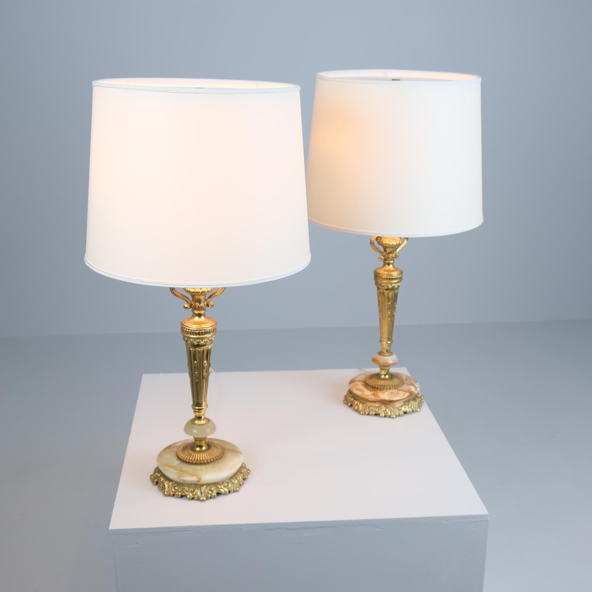 Paar finnische neoklassische Tischlampen, Messingguss und grüner Onyx, Valinte 1970er im Angebot 8