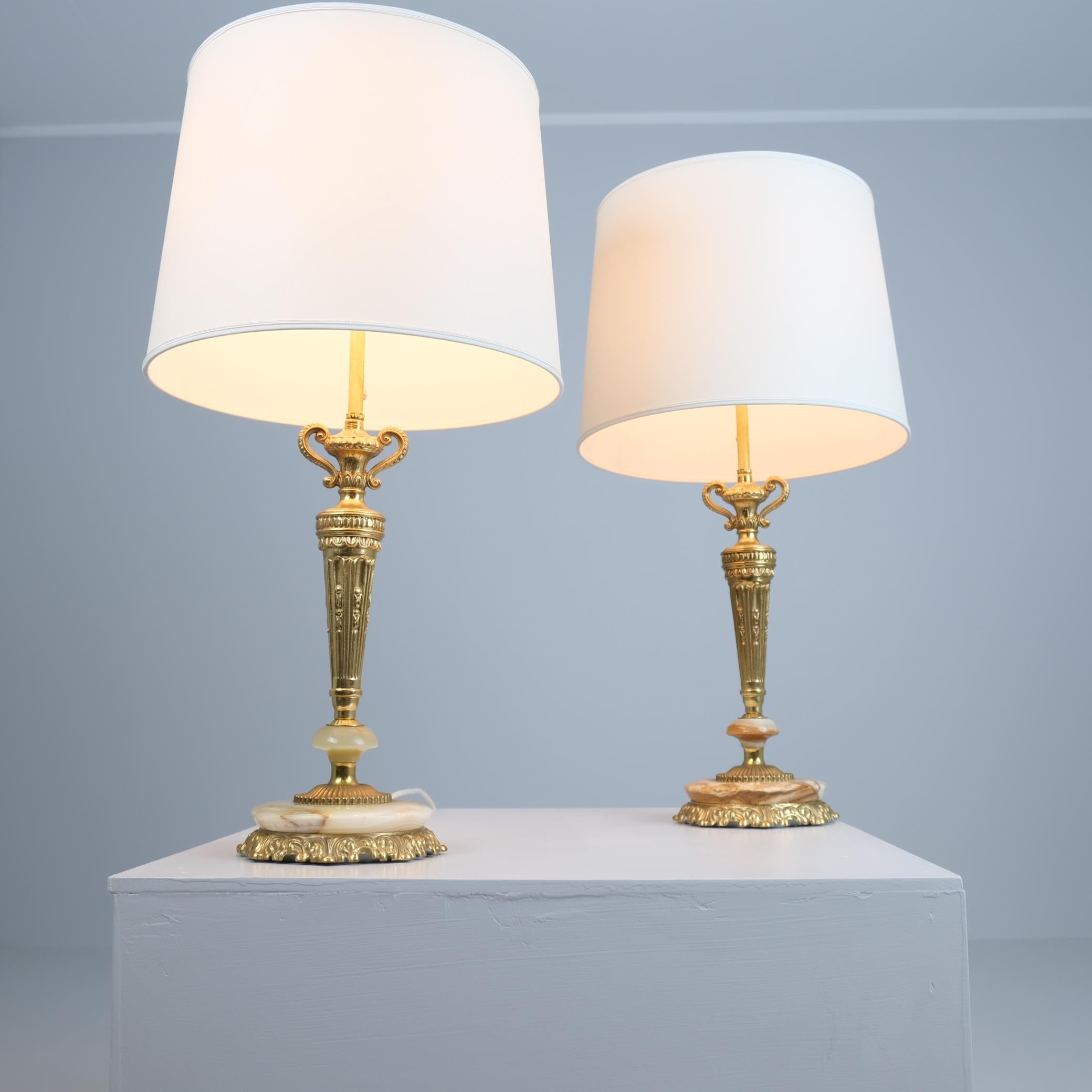 Paar finnische neoklassische Tischlampen, Messingguss und grüner Onyx, Valinte 1970er (Neoklassisch) im Angebot