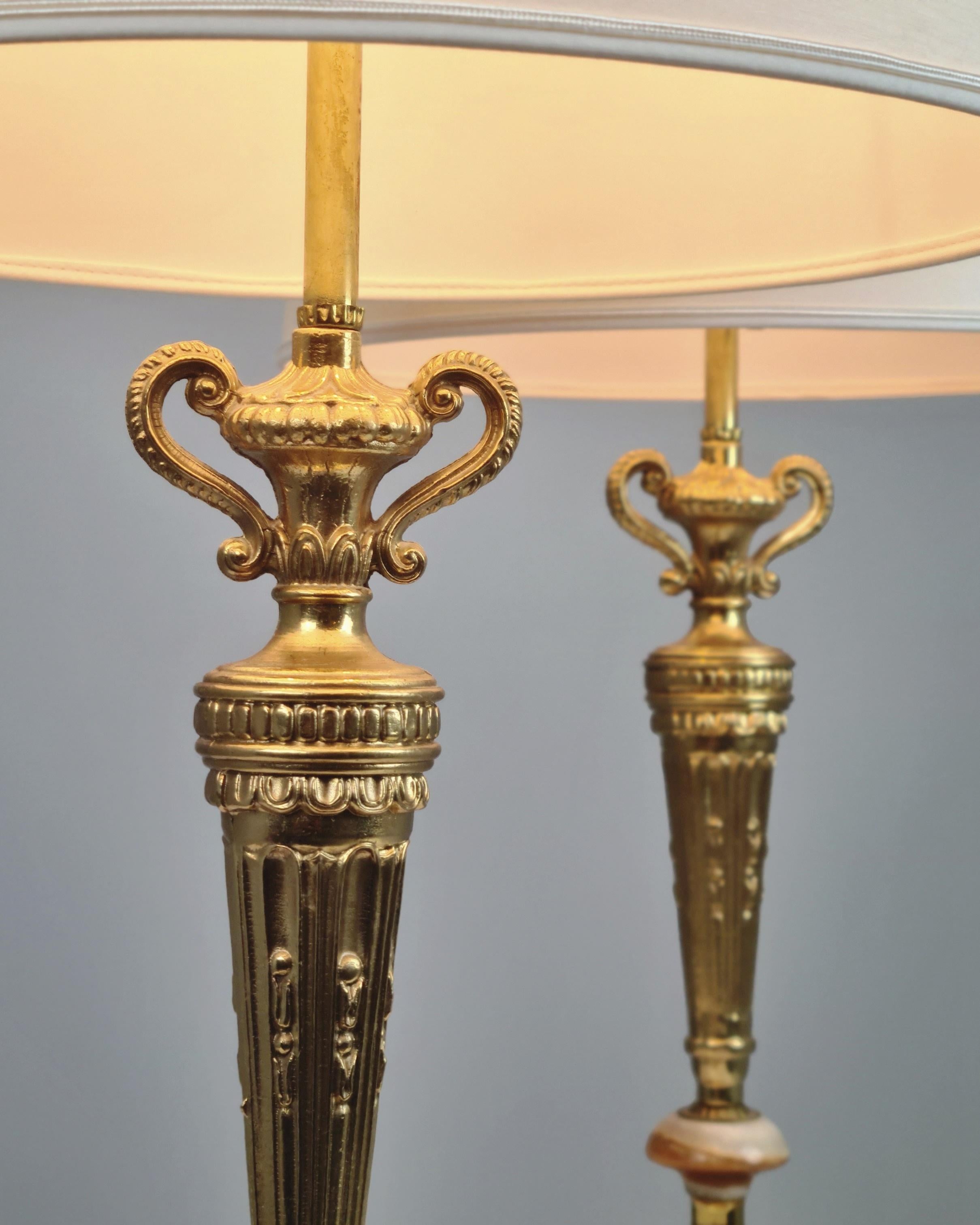 Paar finnische neoklassische Tischlampen, Messingguss und grüner Onyx, Valinte 1970er im Zustand „Gut“ im Angebot in Helsinki, FI