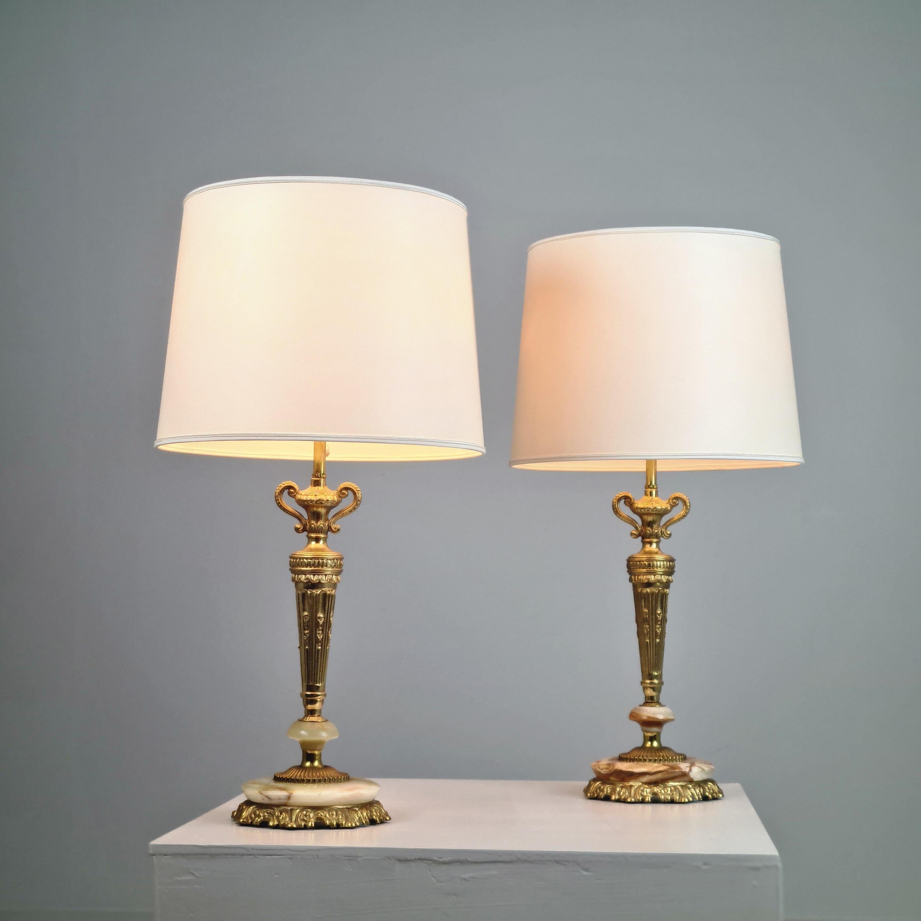 Paar finnische neoklassische Tischlampen, Messingguss und grüner Onyx, Valinte 1970er im Angebot 3