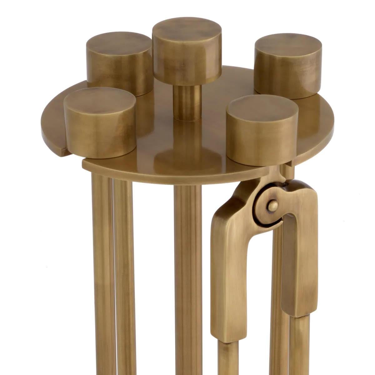 Francese Coppia di accessori per caminetto, set per caminetto in ottone patinato. in vendita