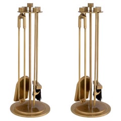 Coppia di accessori per caminetto, set per caminetto in ottone patinato.
